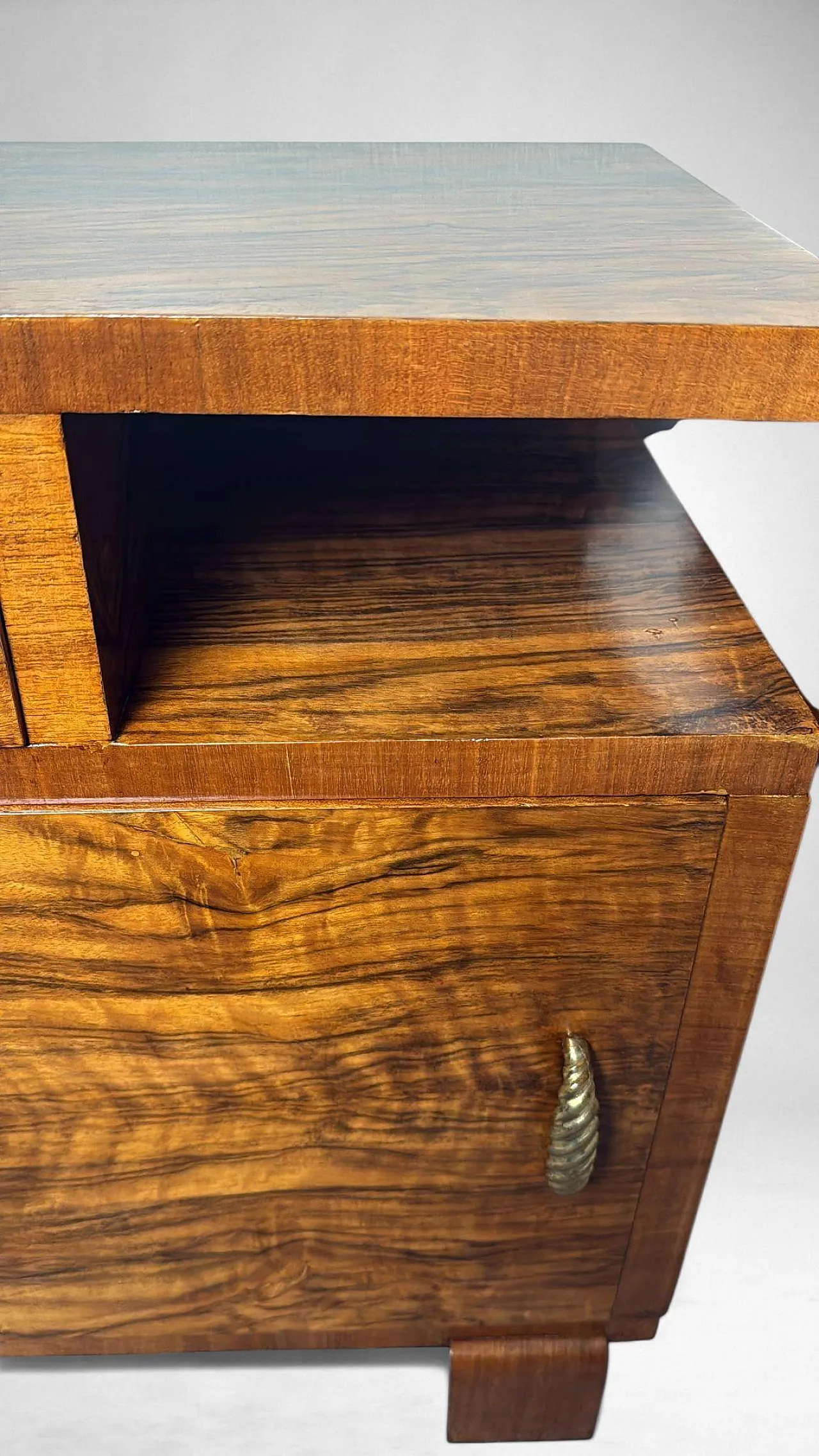 Coppia di comodini in noce in stile Art Déco, anni '30 18