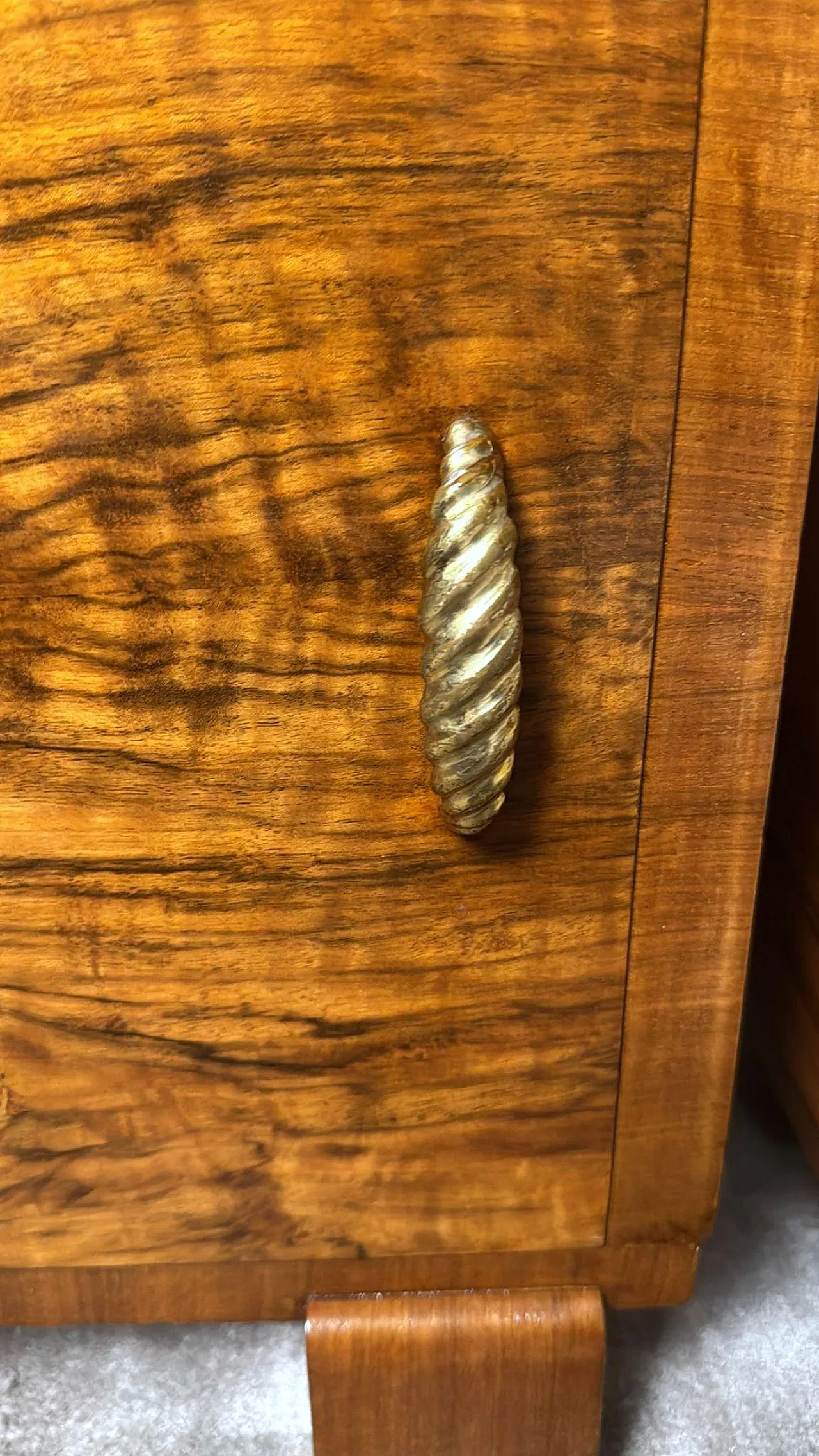 Coppia di comodini in noce in stile Art Déco, anni '30 19