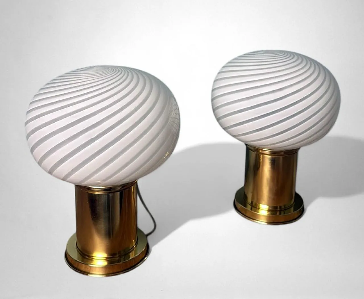 Coppia di lampade in ottone e vetro di Murano, anni '80 3