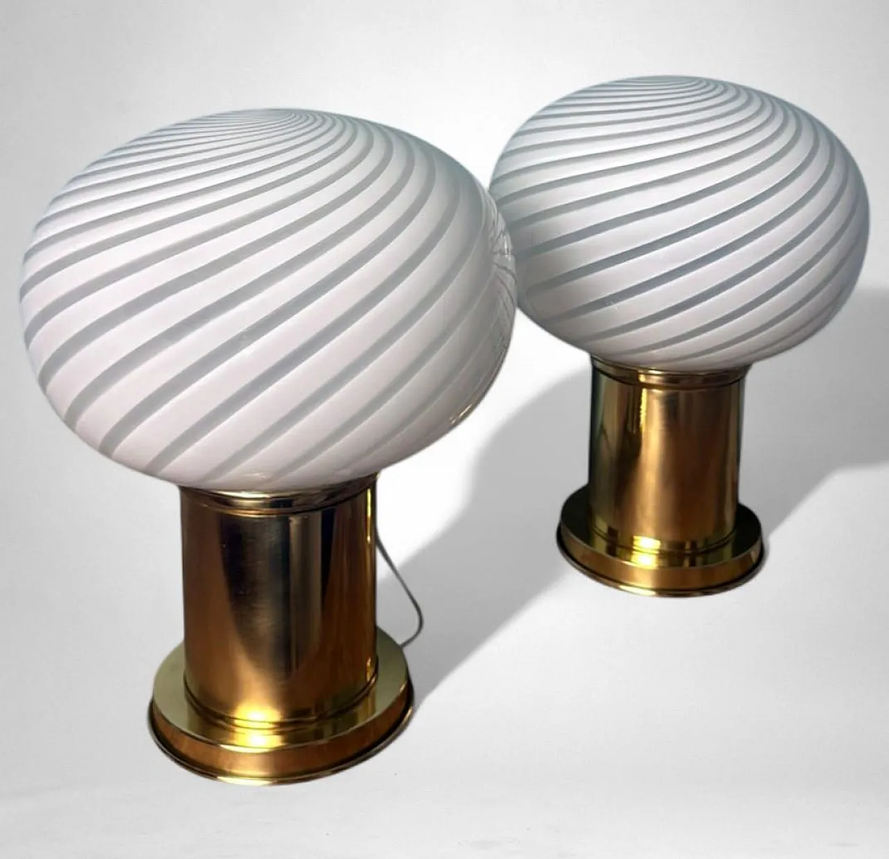 Coppia di lampade in ottone e vetro di Murano, anni '80 4