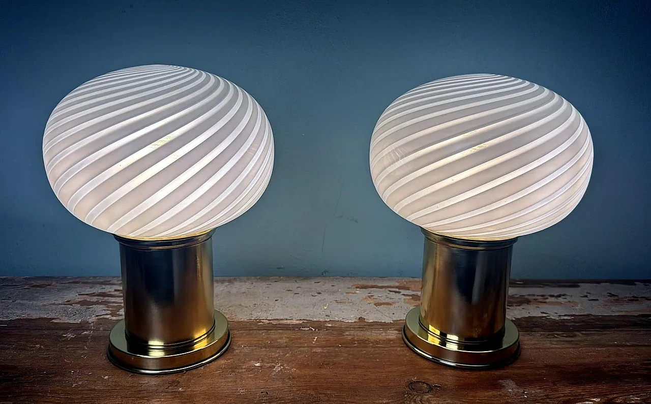 Coppia di lampade in ottone e vetro di Murano, anni '80 9