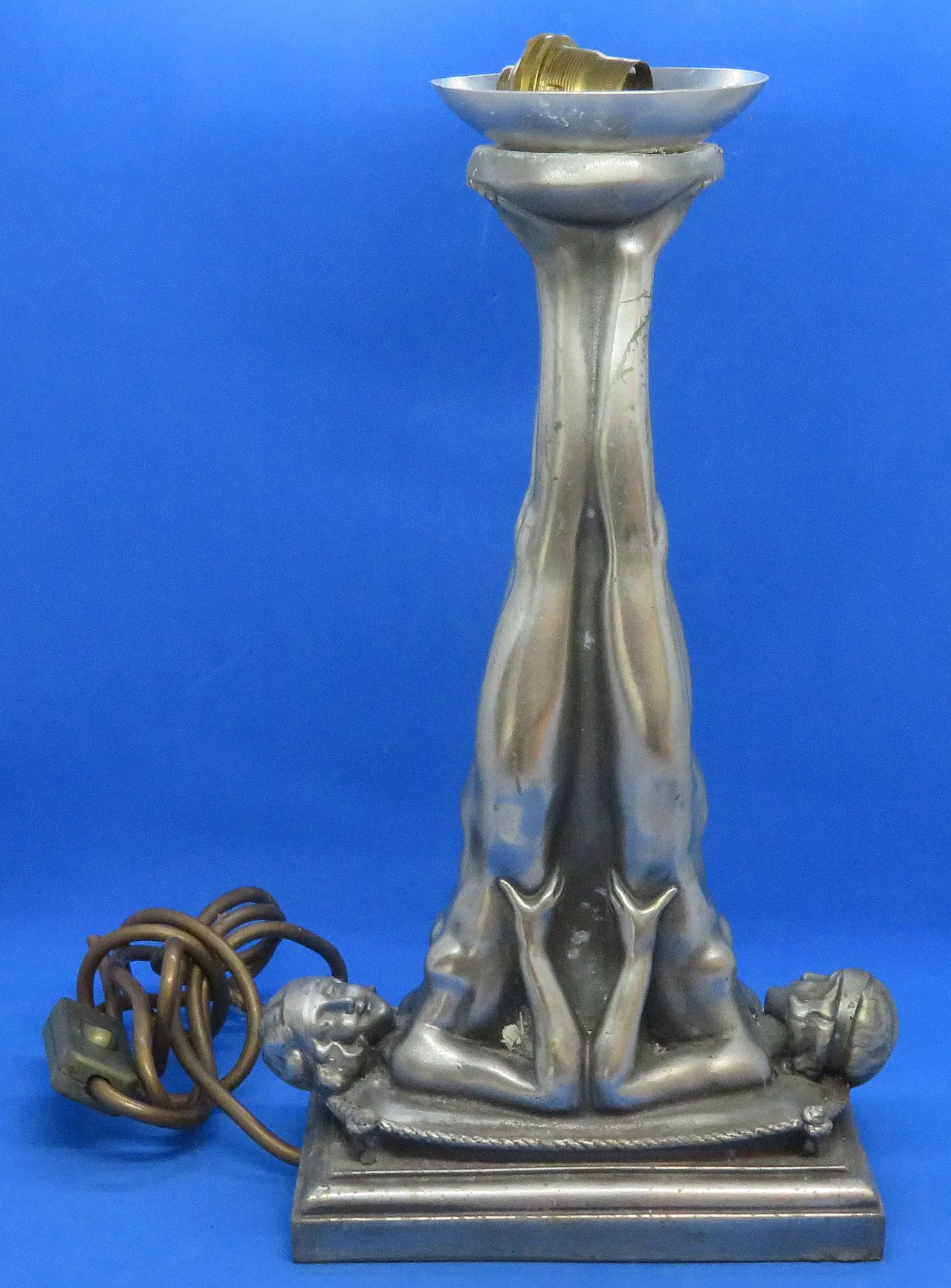 Dopo Gustav Adolf Daumiller una coppia di basi di lampade per la ginnasta art deco 3