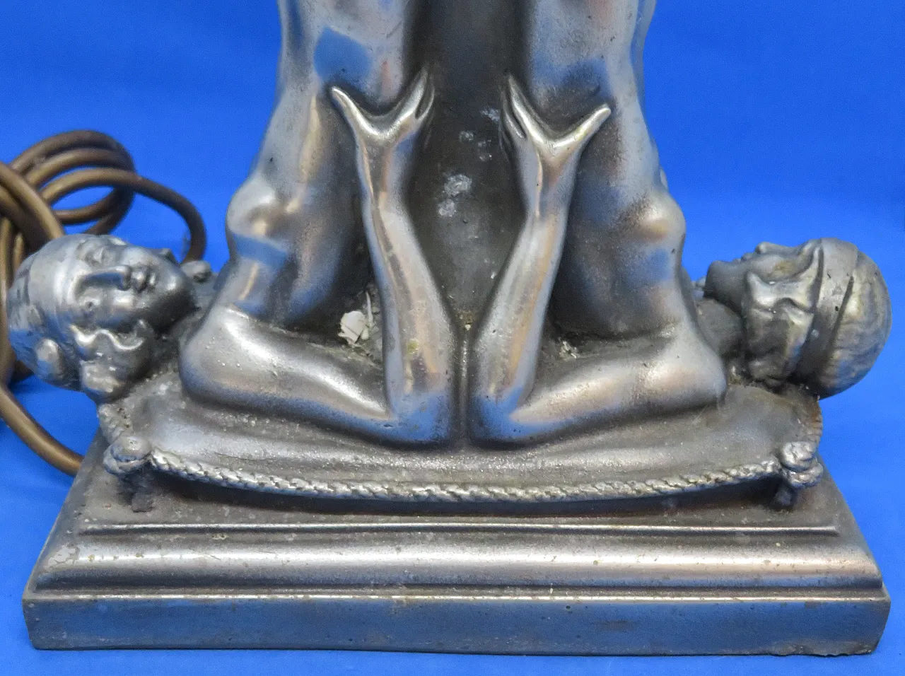 Dopo Gustav Adolf Daumiller una coppia di basi di lampade per la ginnasta art deco 4