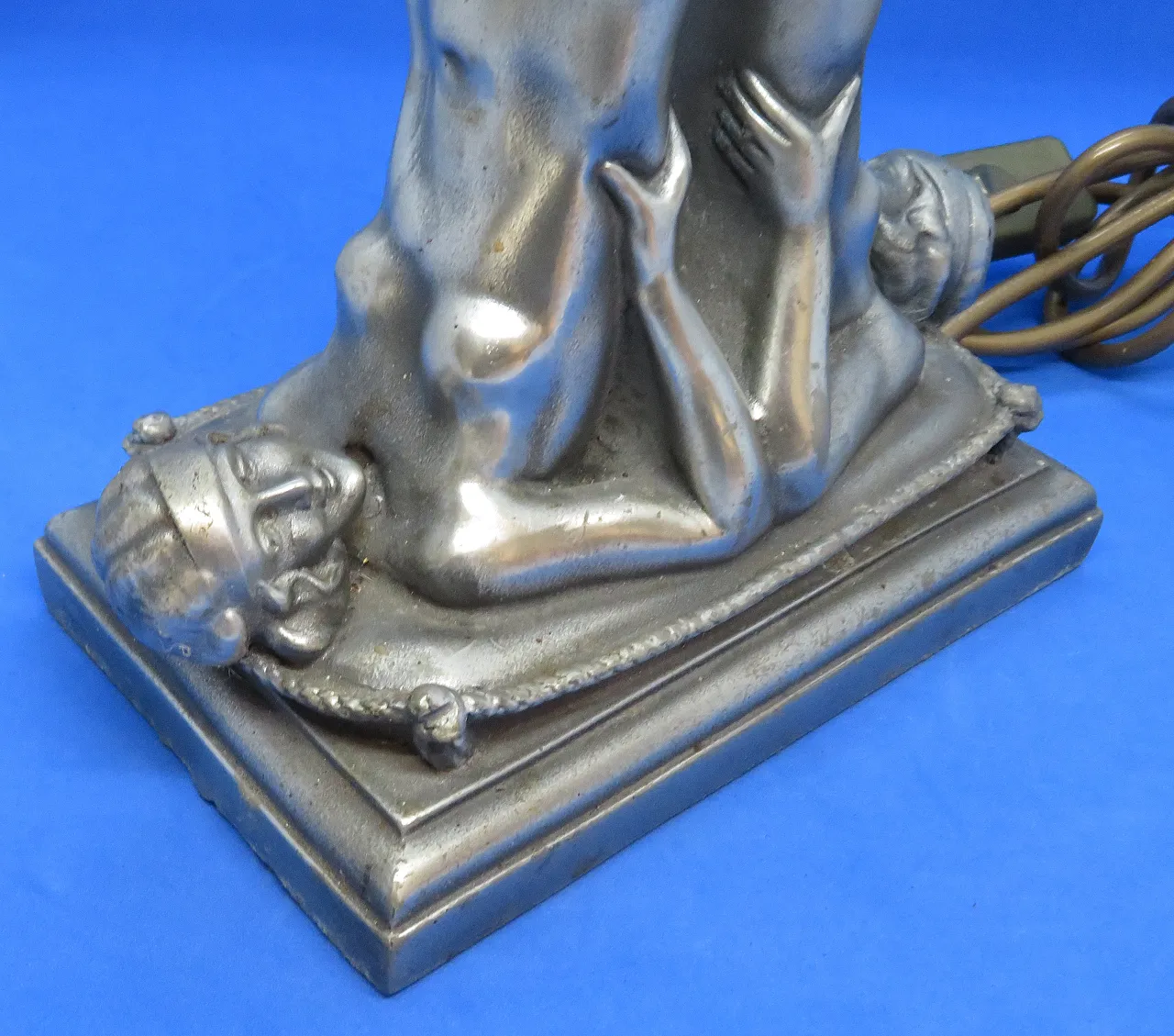 Dopo Gustav Adolf Daumiller una coppia di basi di lampade per la ginnasta art deco 9