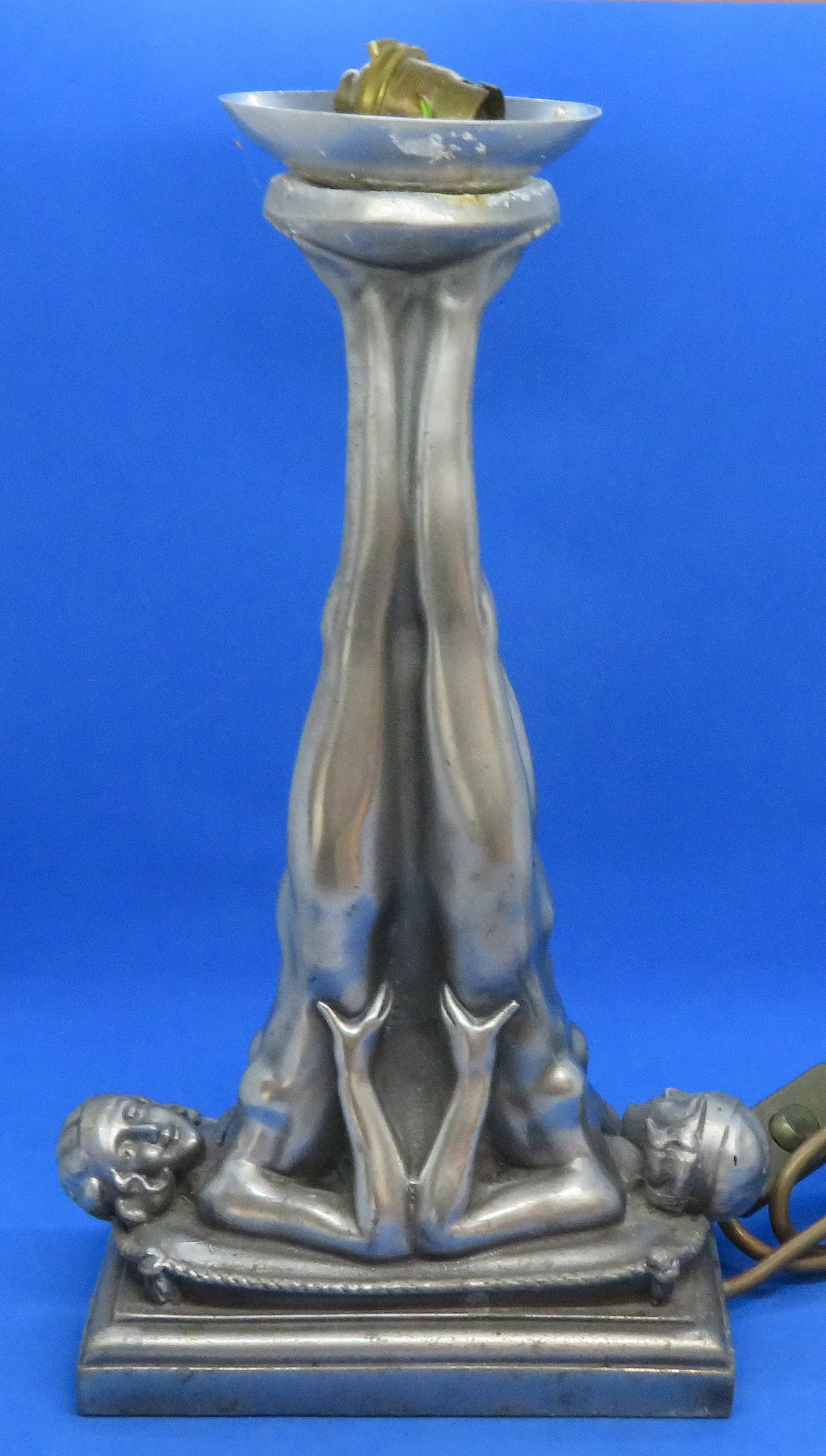 Dopo Gustav Adolf Daumiller una coppia di basi di lampade per la ginnasta art deco 10