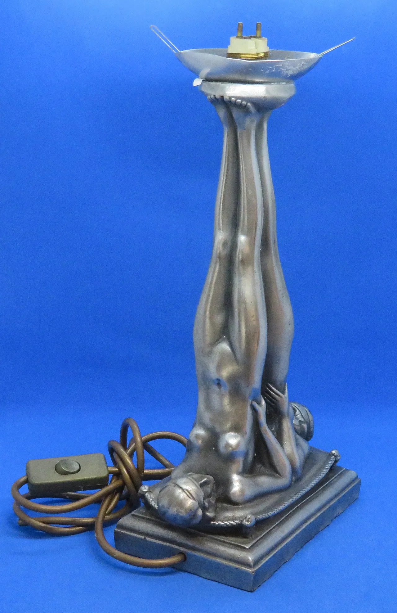 Dopo Gustav Adolf Daumiller una coppia di basi di lampade per la ginnasta art deco 16