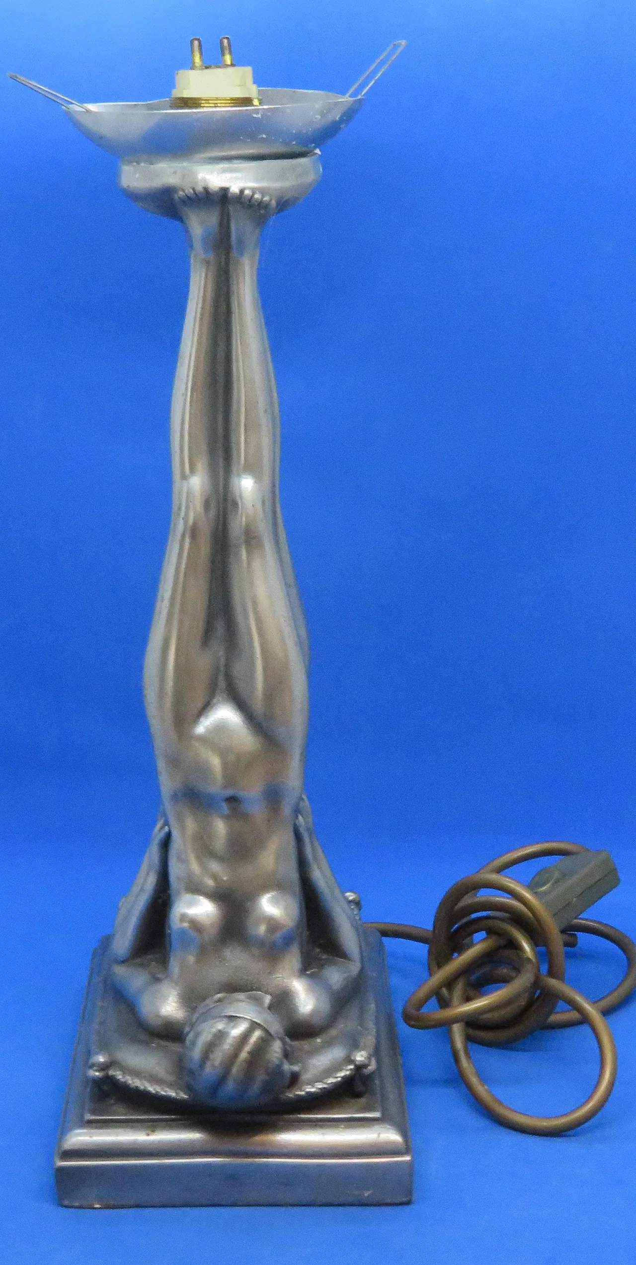 Dopo Gustav Adolf Daumiller una coppia di basi di lampade per la ginnasta art deco 20