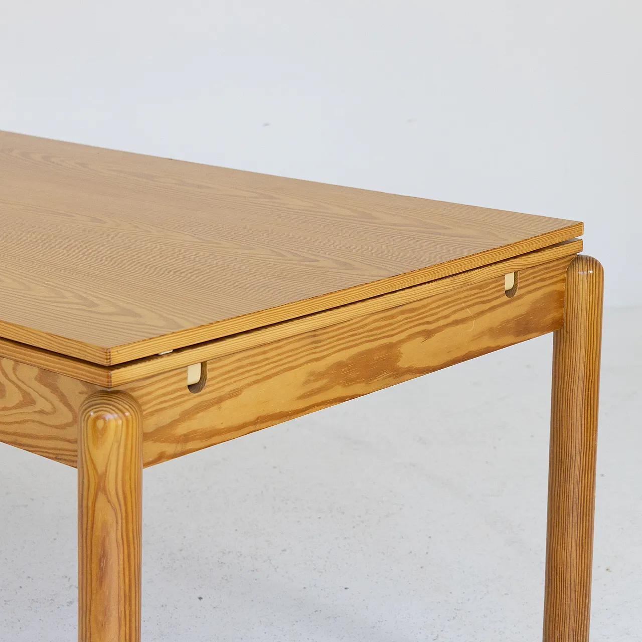 Extendable larch wood table, 1970s 3