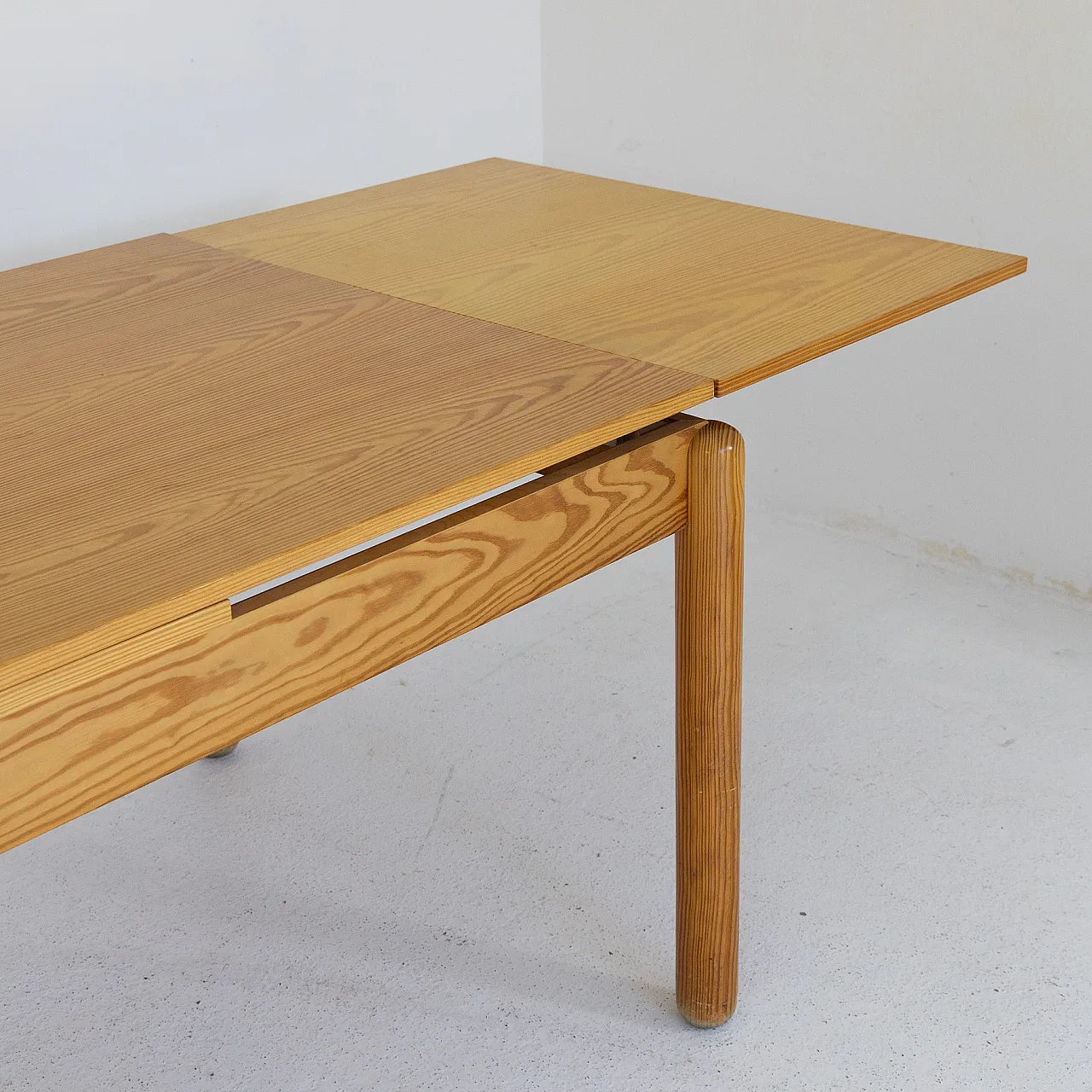 Extendable larch wood table, 1970s 8