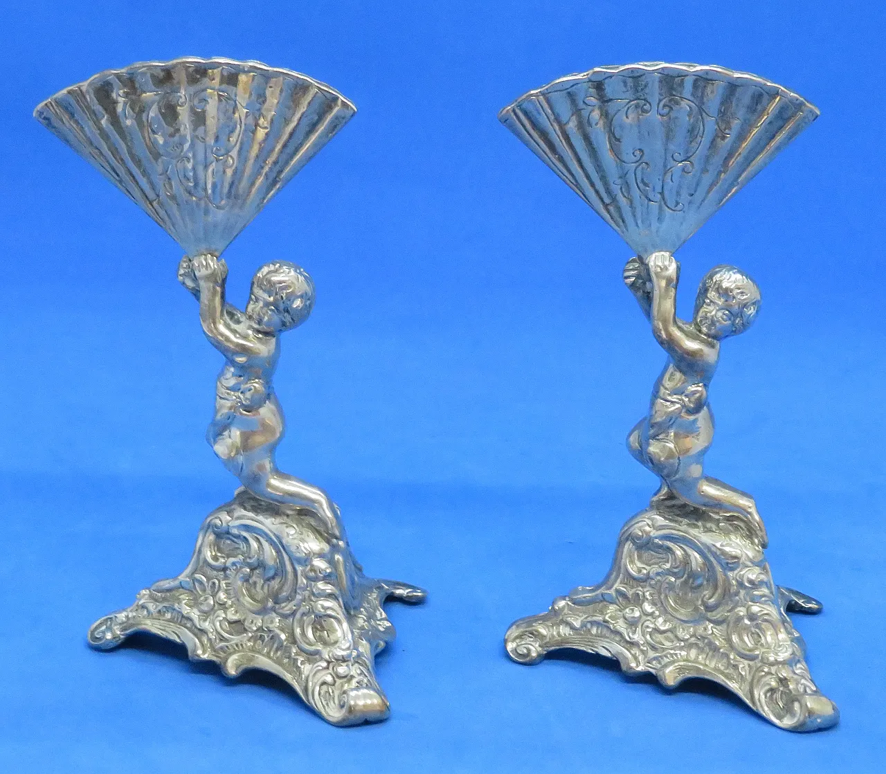 Coppia di titoli di menu di cherubini d'argento distintivi di Berthold Muller 1