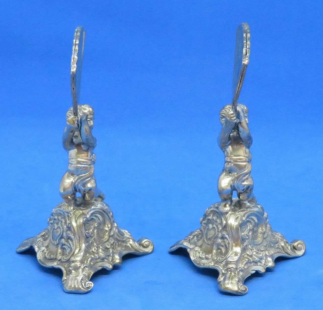 Coppia di titoli di menu di cherubini d'argento distintivi di Berthold Muller 2