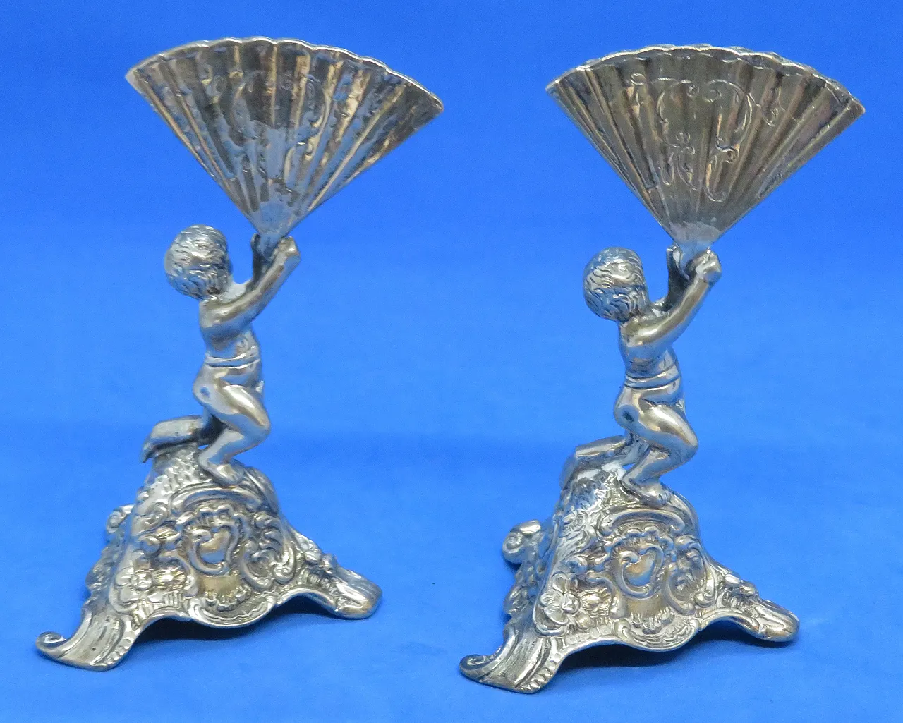 Coppia di titoli di menu di cherubini d'argento distintivi di Berthold Muller 3