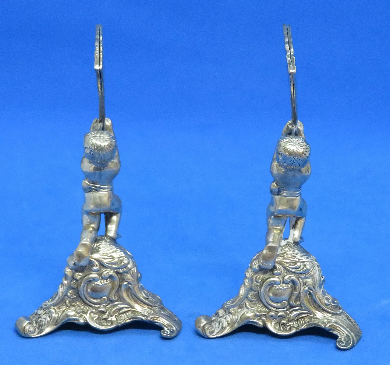 Coppia di titoli di menu di cherubini d'argento distintivi di Berthold Muller 4