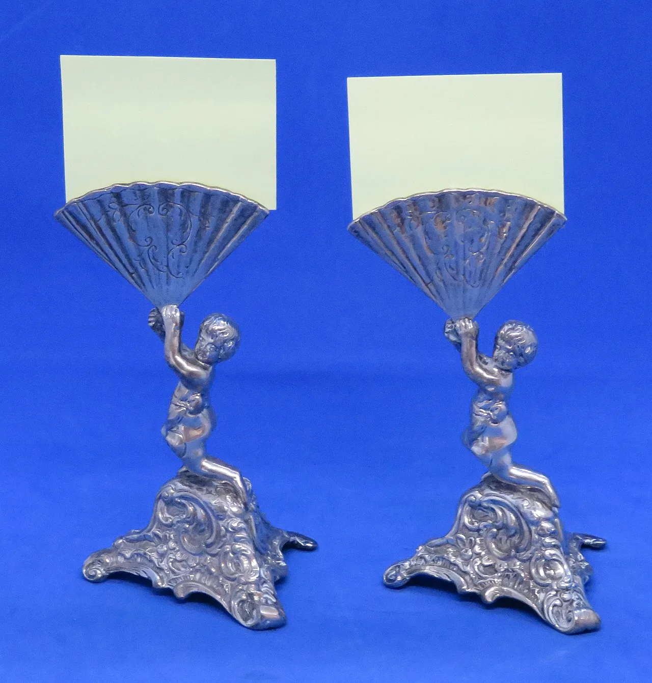 Coppia di titoli di menu di cherubini d'argento distintivi di Berthold Muller 5