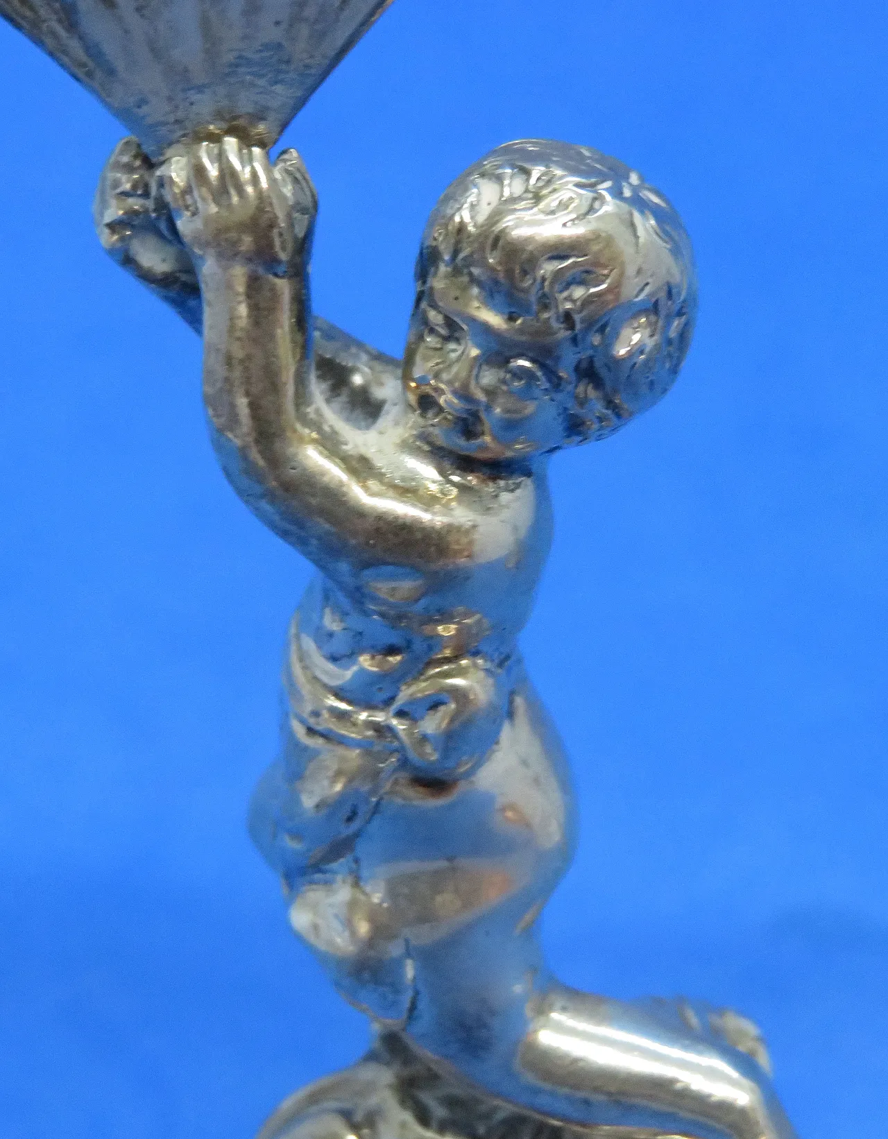 Coppia di titoli di menu di cherubini d'argento distintivi di Berthold Muller 6