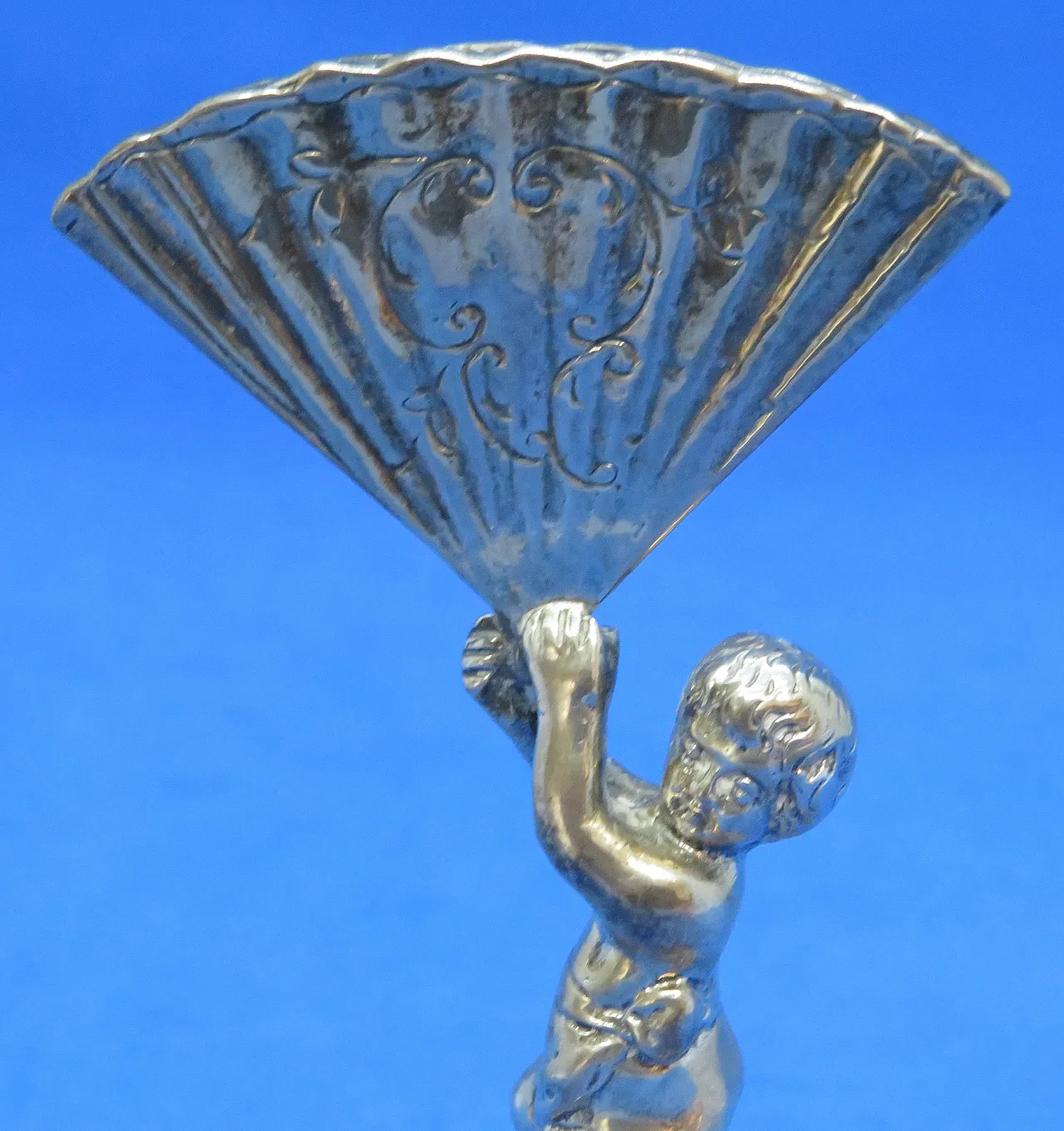 Coppia di titoli di menu di cherubini d'argento distintivi di Berthold Muller 7