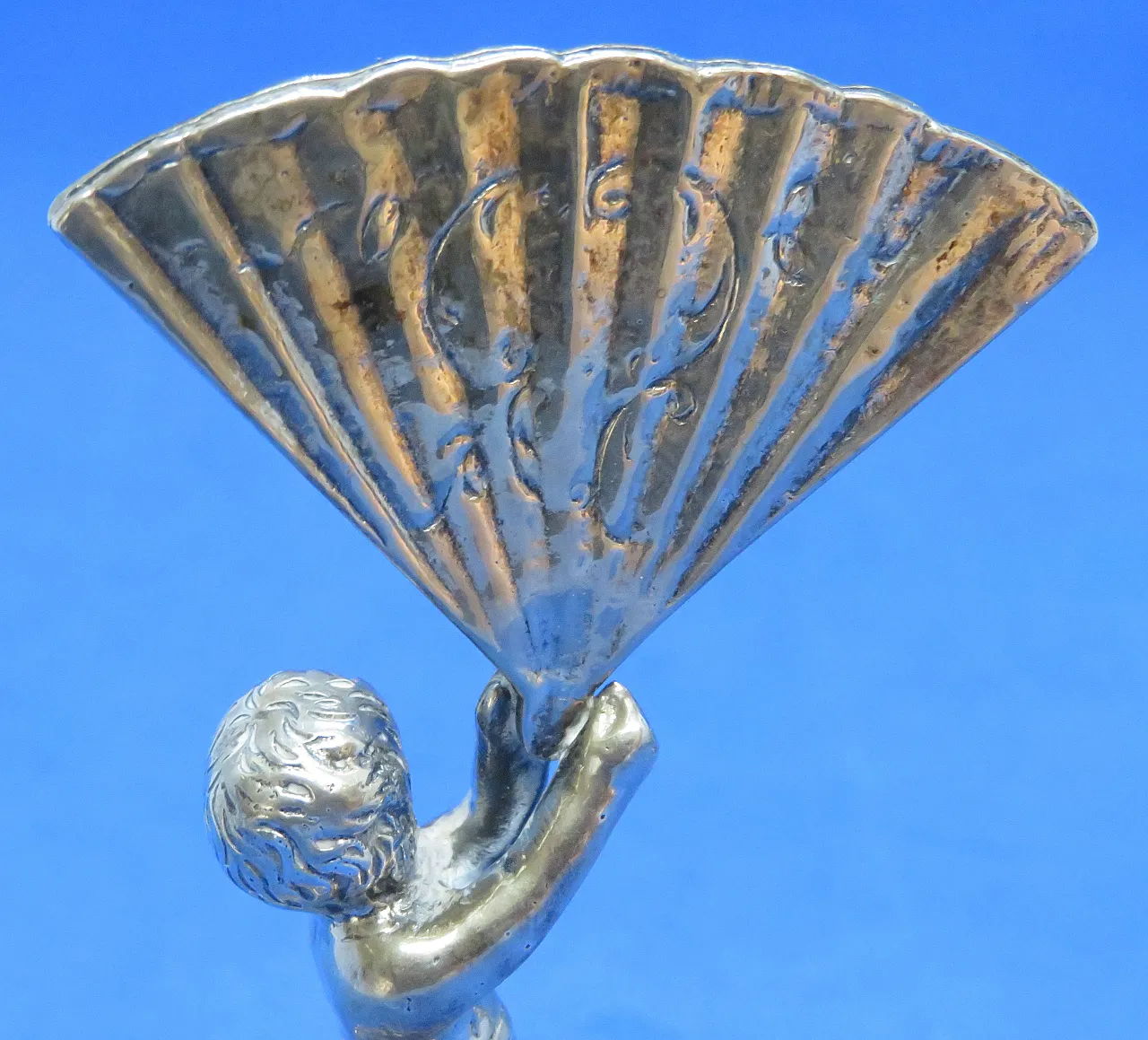 Coppia di titoli di menu di cherubini d'argento distintivi di Berthold Muller 8