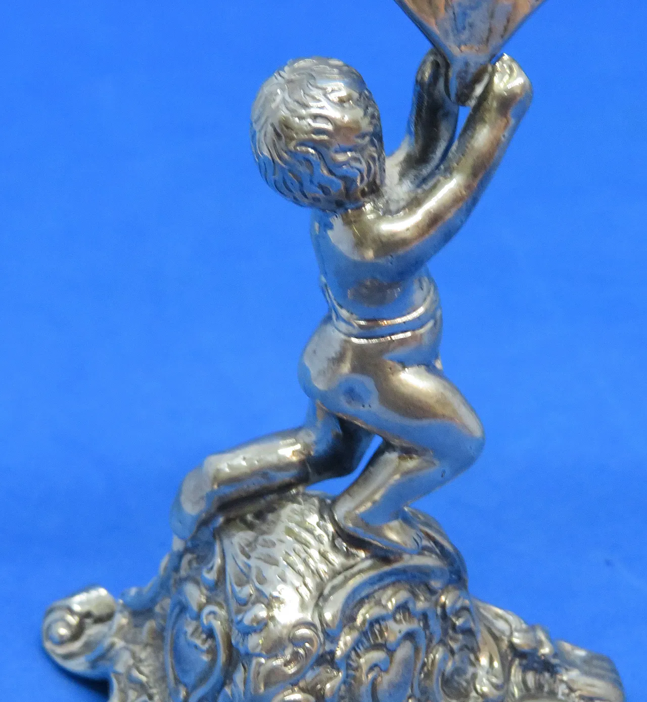 Coppia di titoli di menu di cherubini d'argento distintivi di Berthold Muller 9