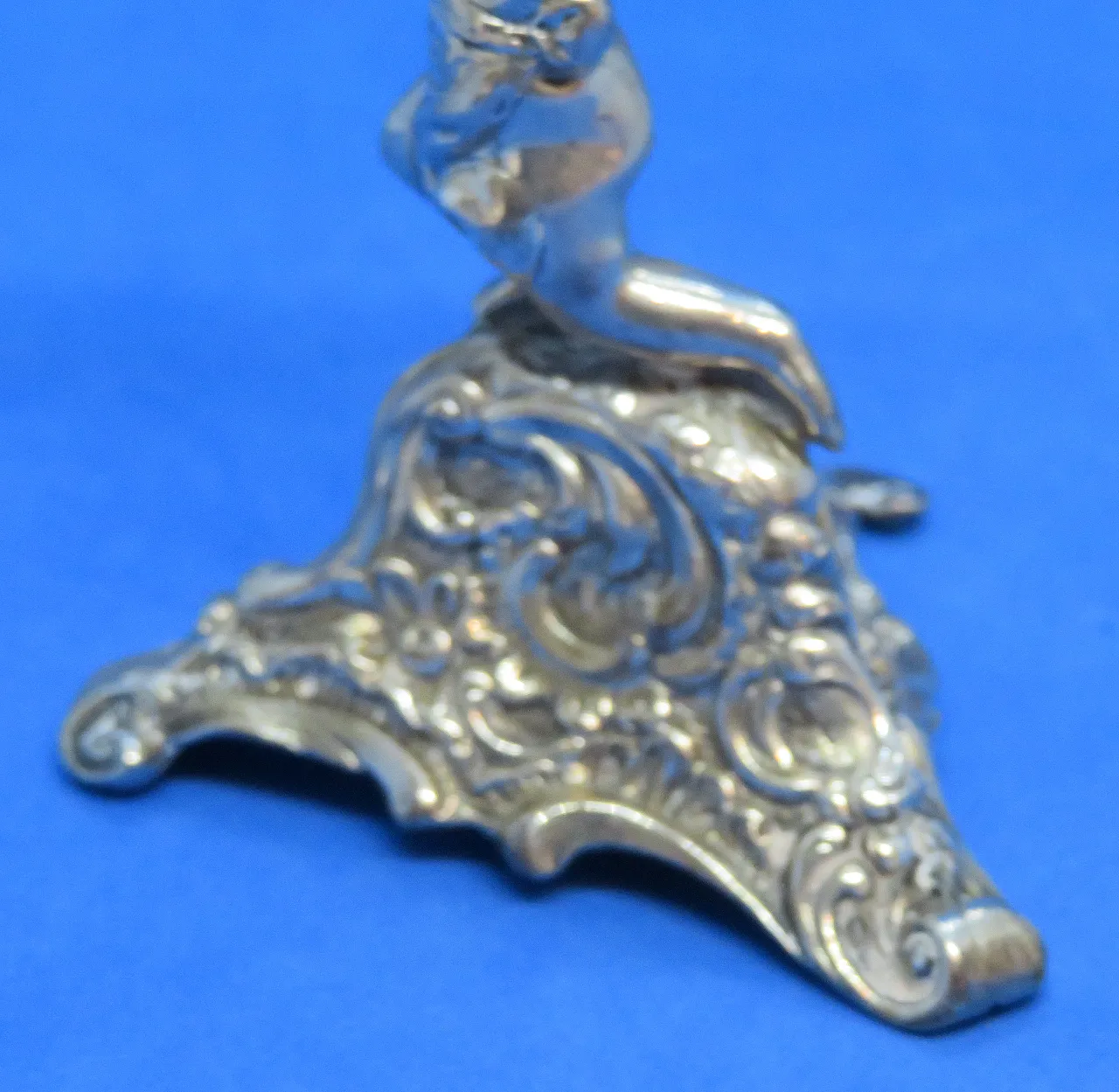 Coppia di titoli di menu di cherubini d'argento distintivi di Berthold Muller 10