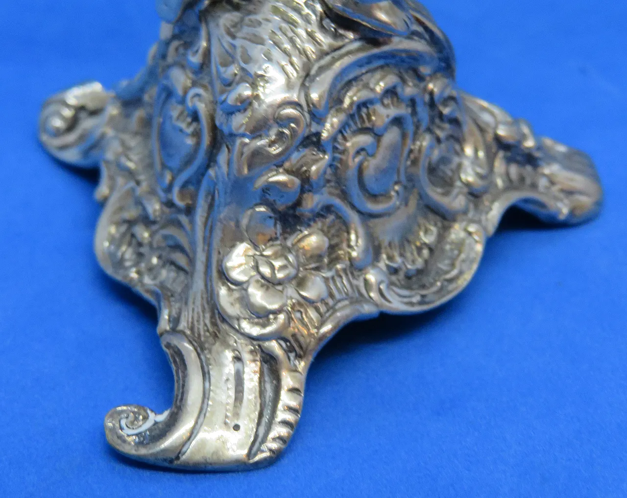 Coppia di titoli di menu di cherubini d'argento distintivi di Berthold Muller 11