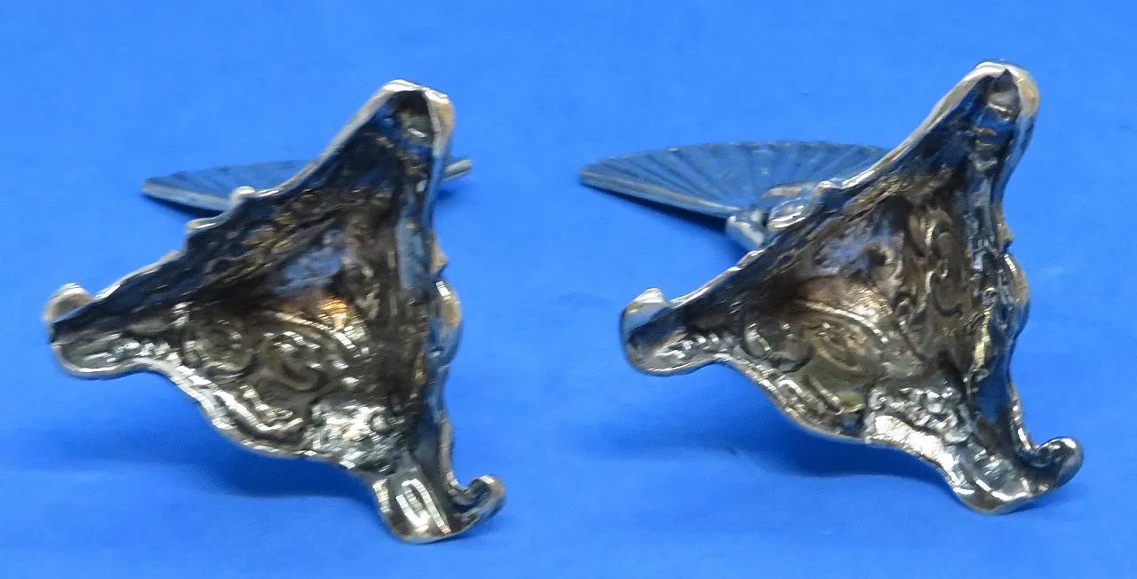 Coppia di titoli di menu di cherubini d'argento distintivi di Berthold Muller 12