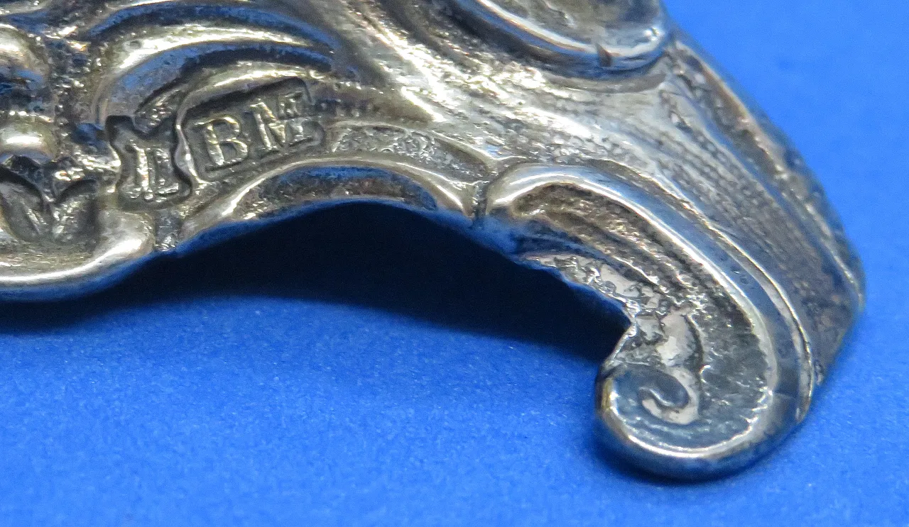 Coppia di titoli di menu di cherubini d'argento distintivi di Berthold Muller 13