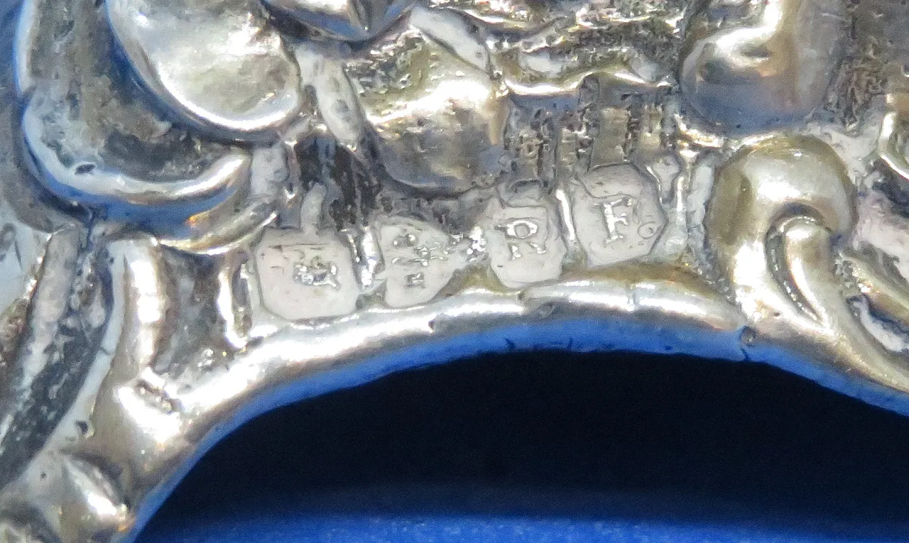 Coppia di titoli di menu di cherubini d'argento distintivi di Berthold Muller 14