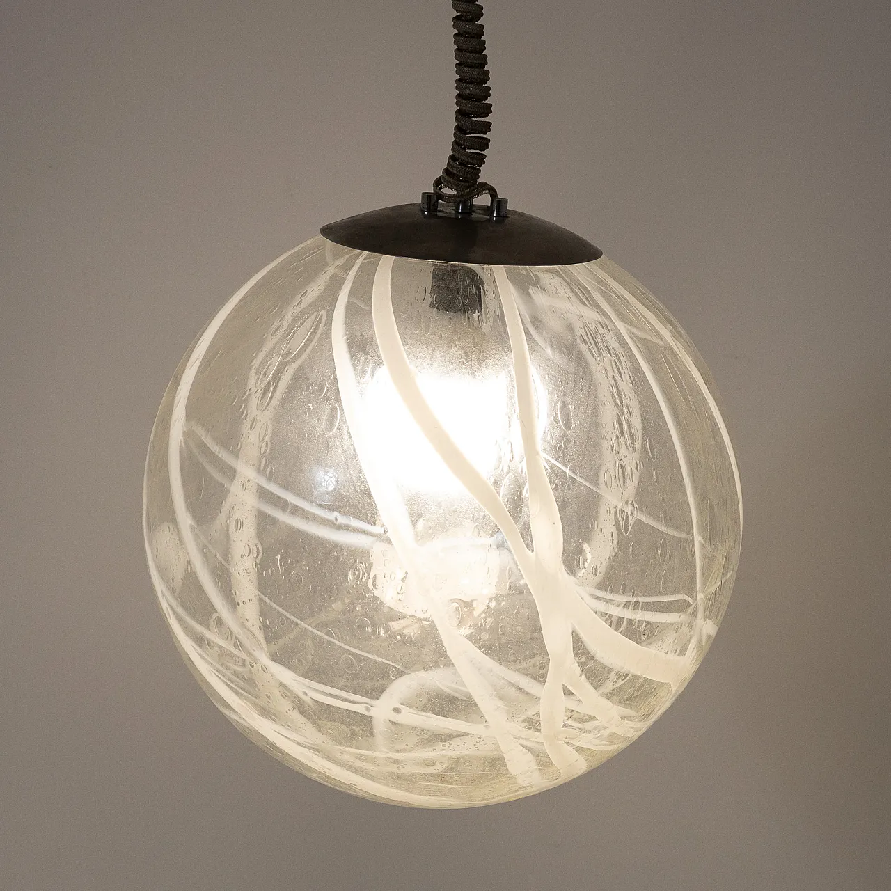 Lampada a sospensione in vetro soffiato con decoro bianco, anni ’70 4