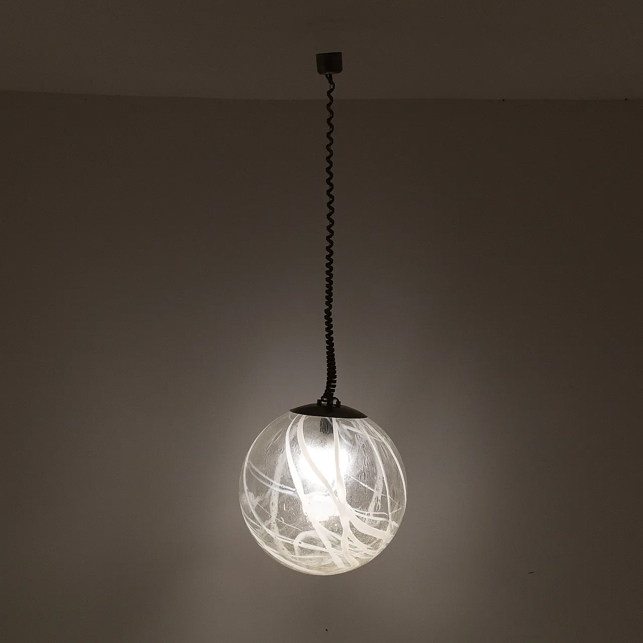Lampada a sospensione in vetro soffiato con decoro bianco, anni ’70 5