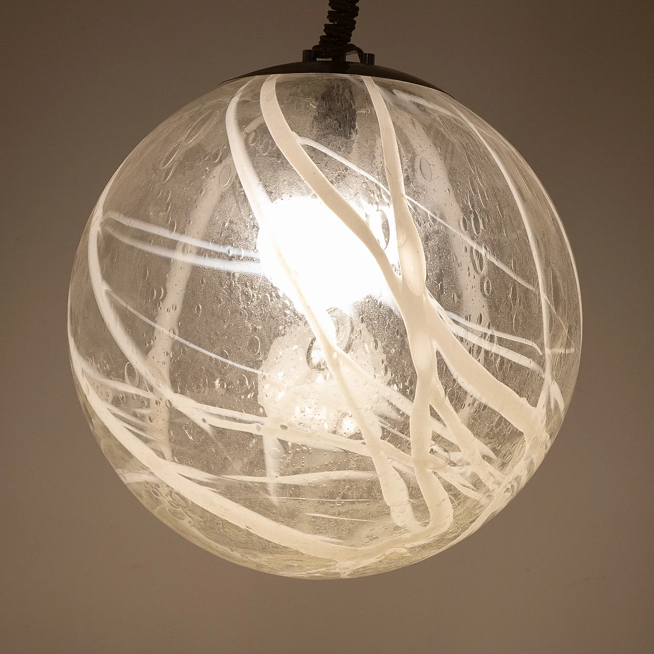 Lampada a sospensione in vetro soffiato con decoro bianco, anni ’70 6