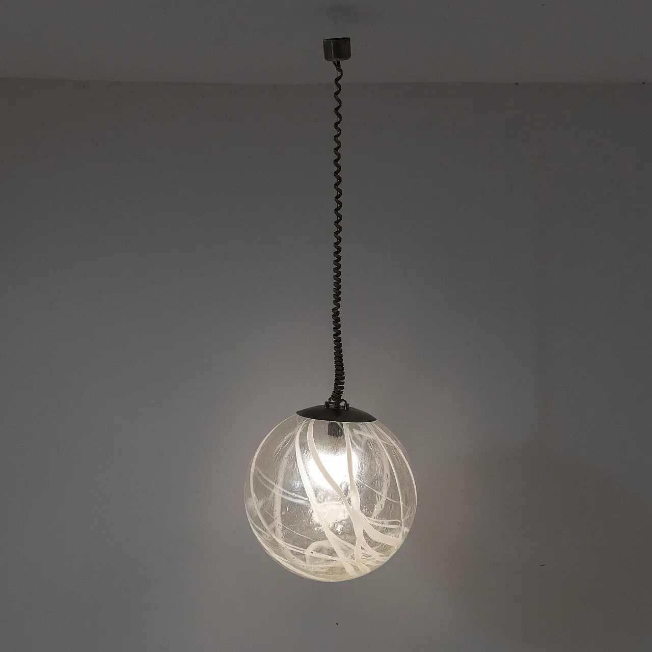 Lampada a sospensione in vetro soffiato con decoro bianco, anni ’70 7