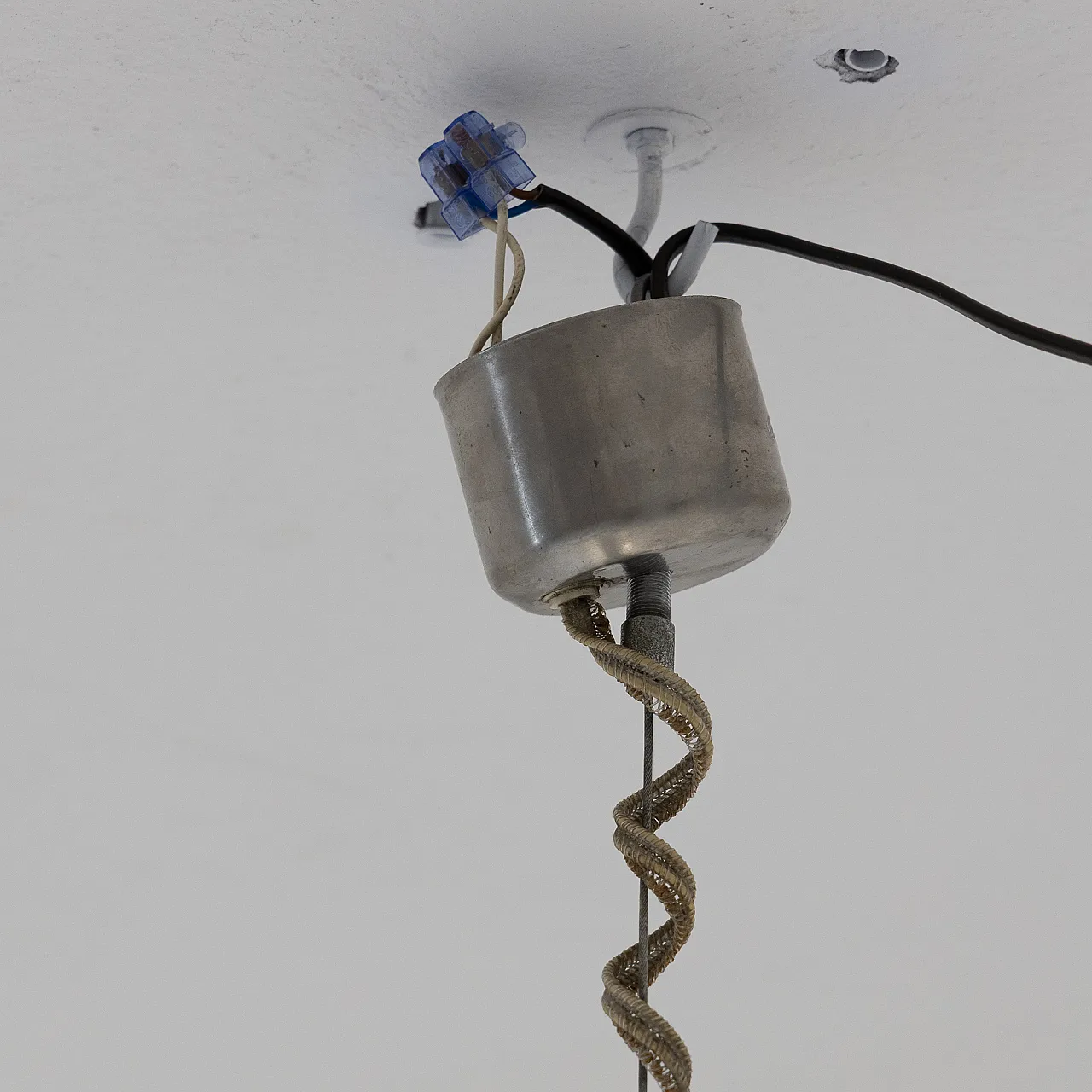 Lampada a sospensione in vetro soffiato con decoro bianco, anni ’70 10