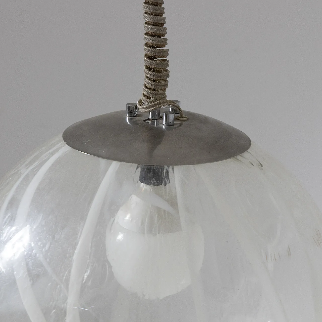 Lampada a sospensione in vetro soffiato con decoro bianco, anni ’70 12