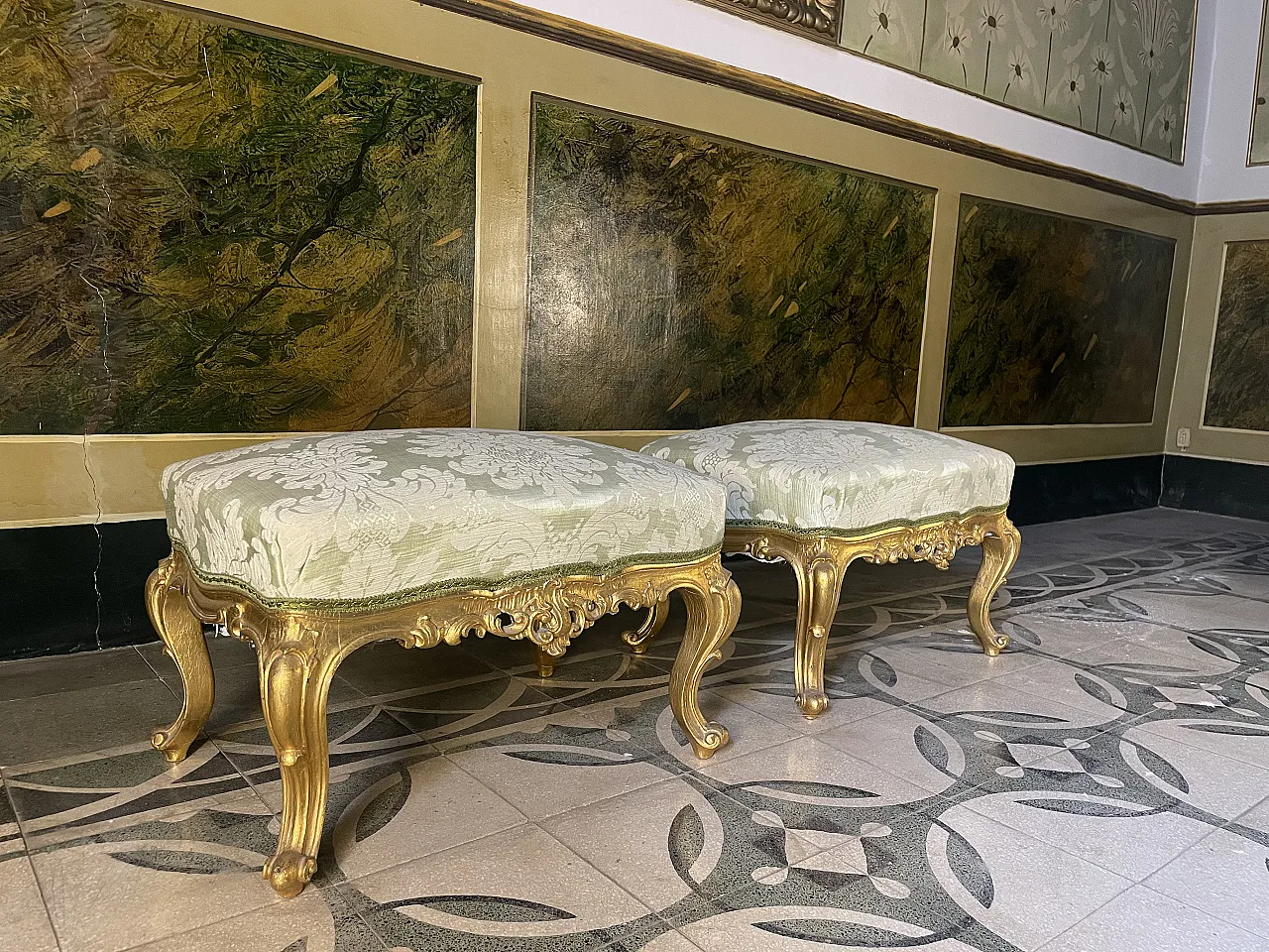 Pair of Baroque stools in gilded wood, 18th century 1