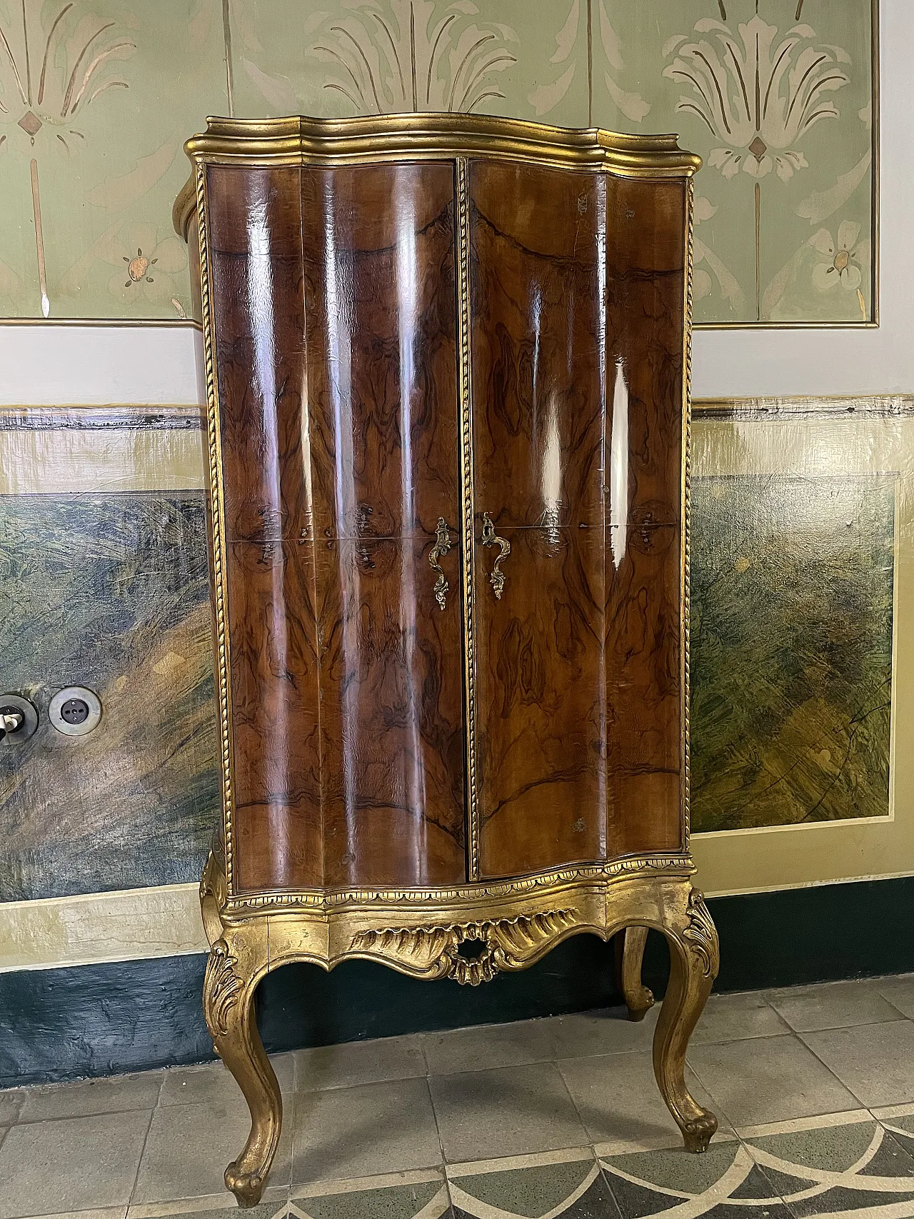 Queen Anne style bar cabinet in walnut and cabriole legs, 20th century 1