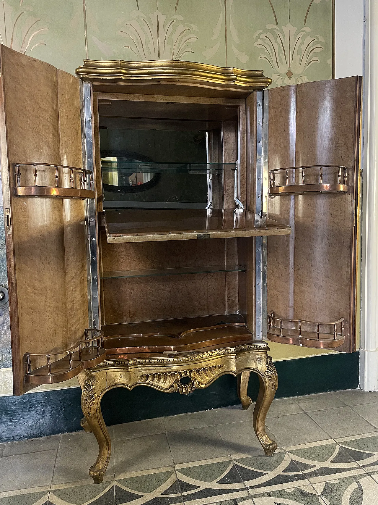 Queen Anne style bar cabinet in walnut and cabriole legs, 20th century 2