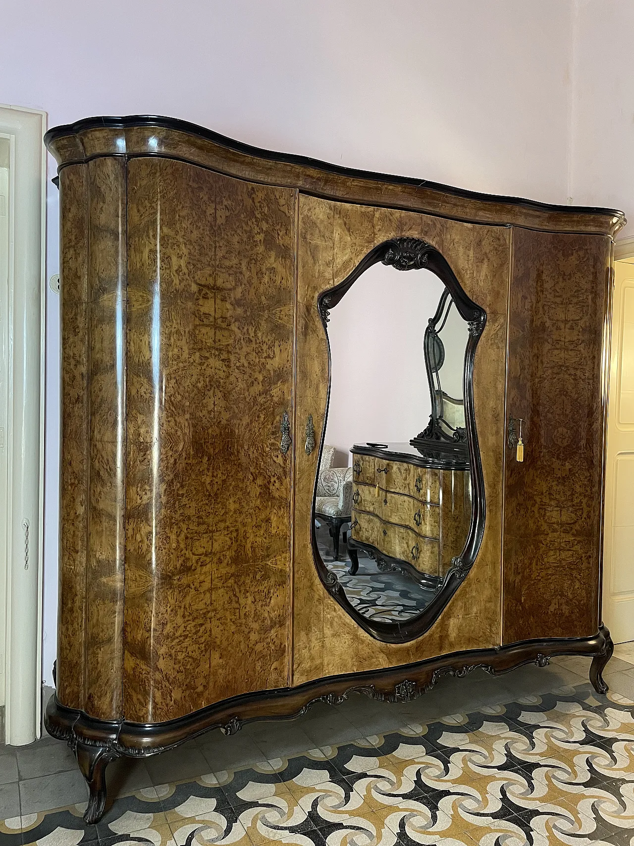 Baroque style Venetian walnut briar wardrobe, 18th century 2