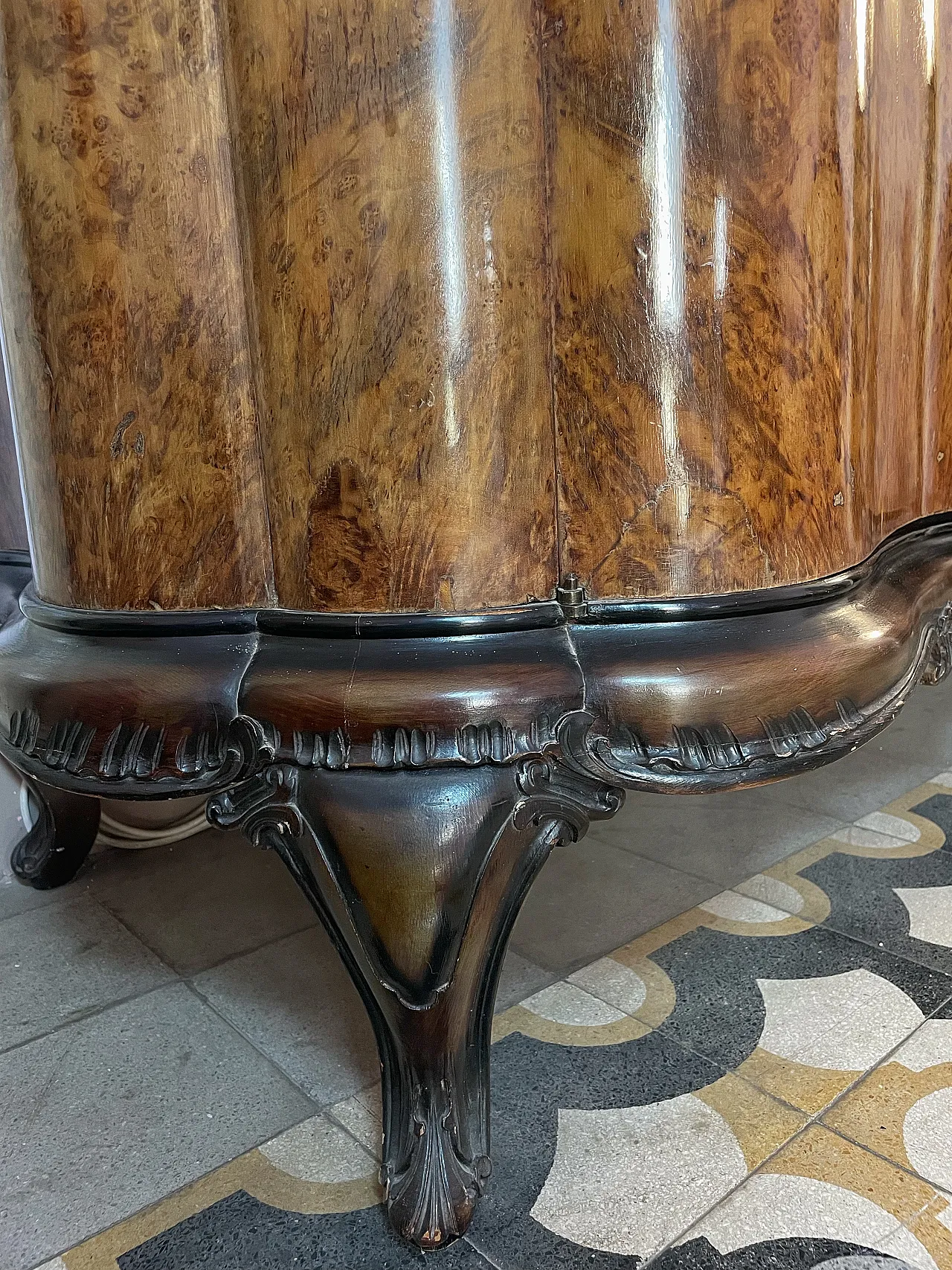 Baroque style Venetian walnut briar wardrobe, 18th century 4