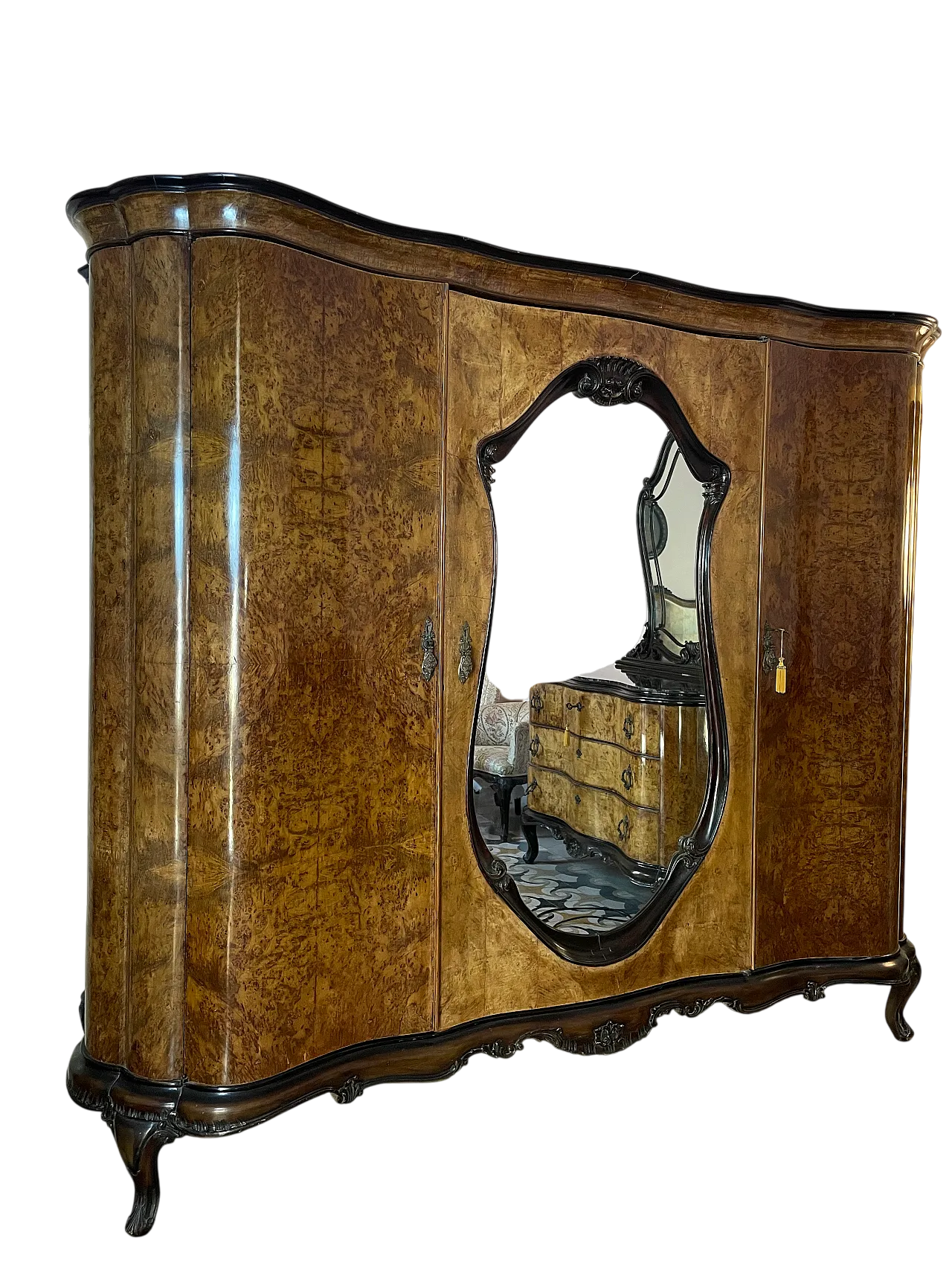Baroque style Venetian walnut briar wardrobe, 18th century 5