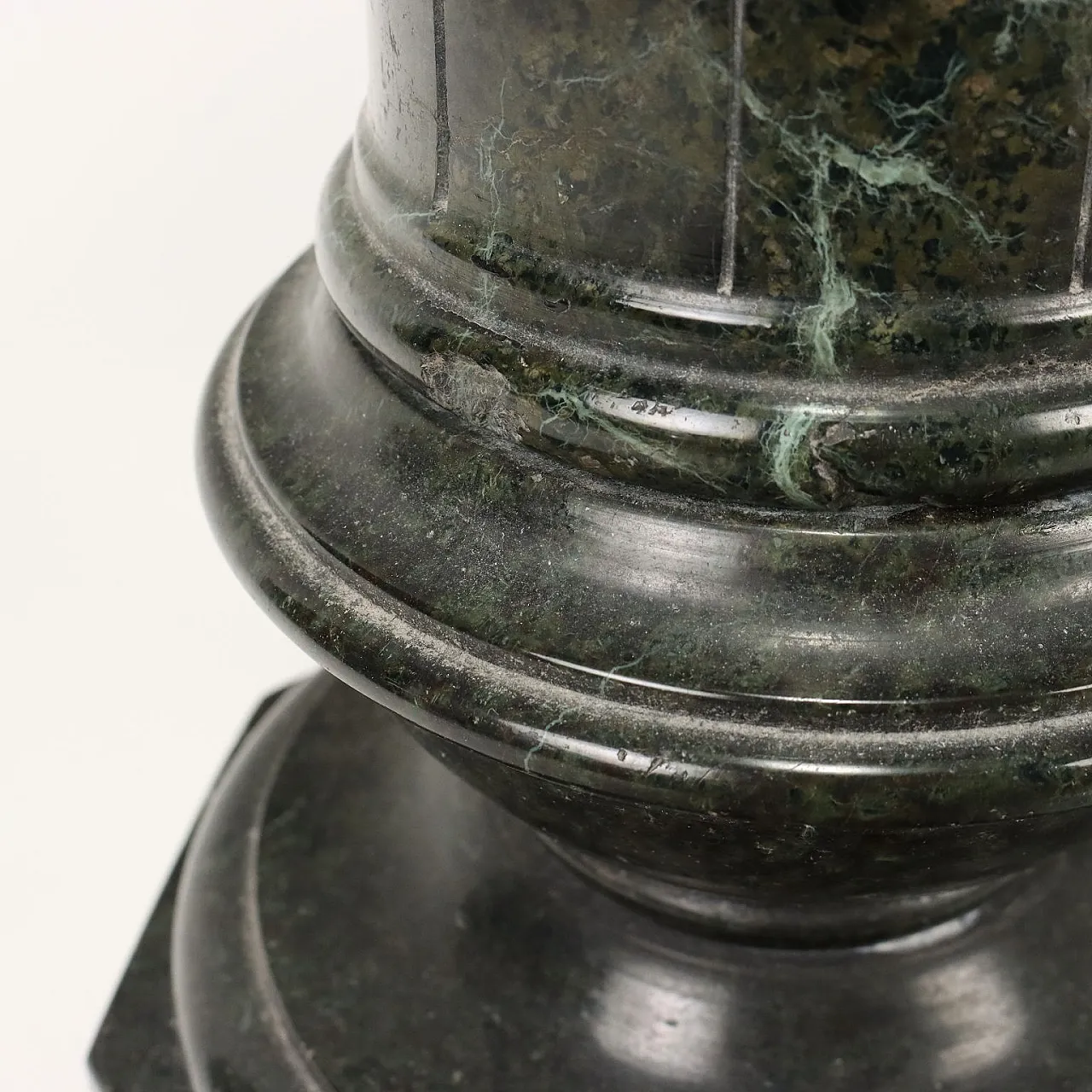 Colonna reggibusto in marmo verde serpentino 5