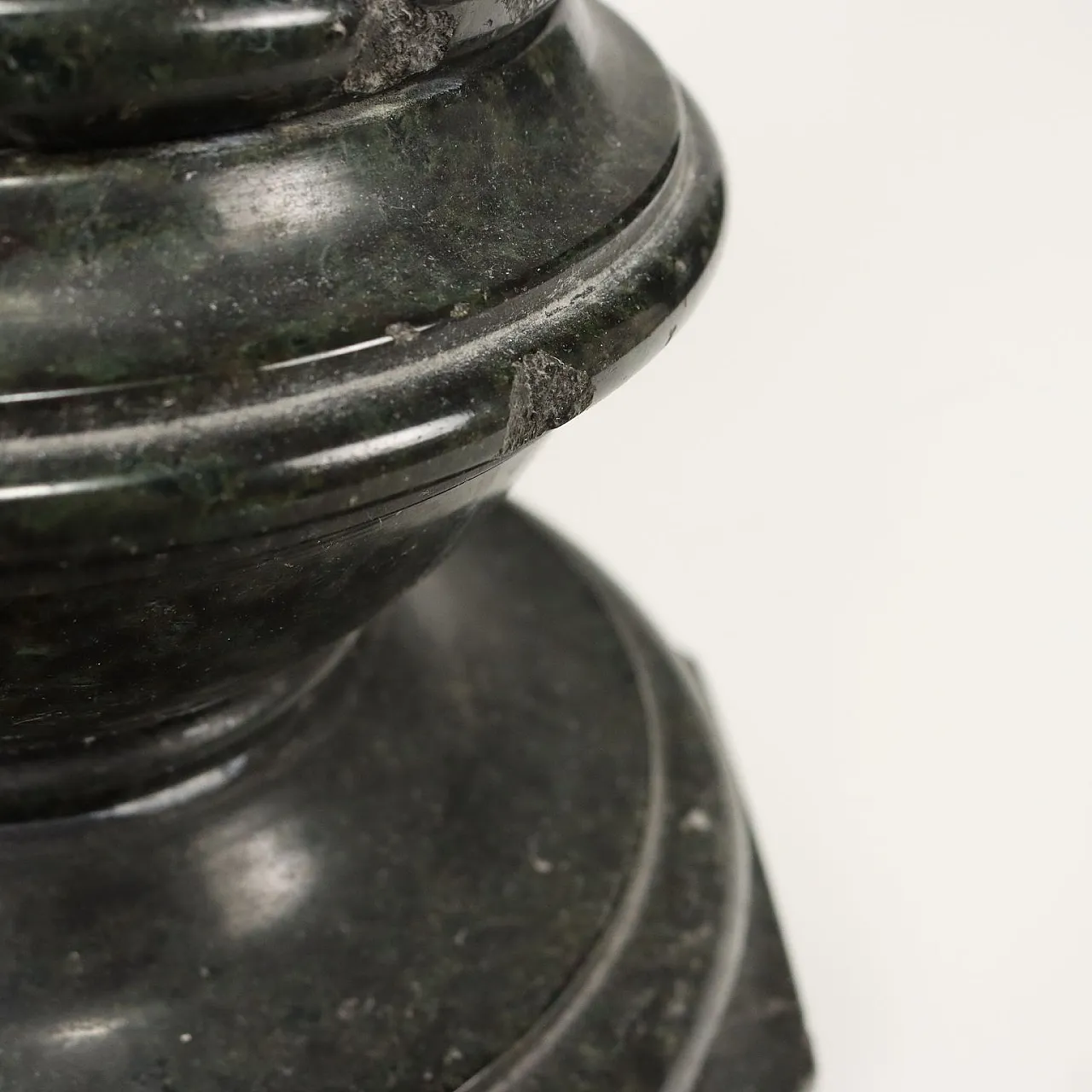 Colonna reggibusto in marmo verde serpentino 6