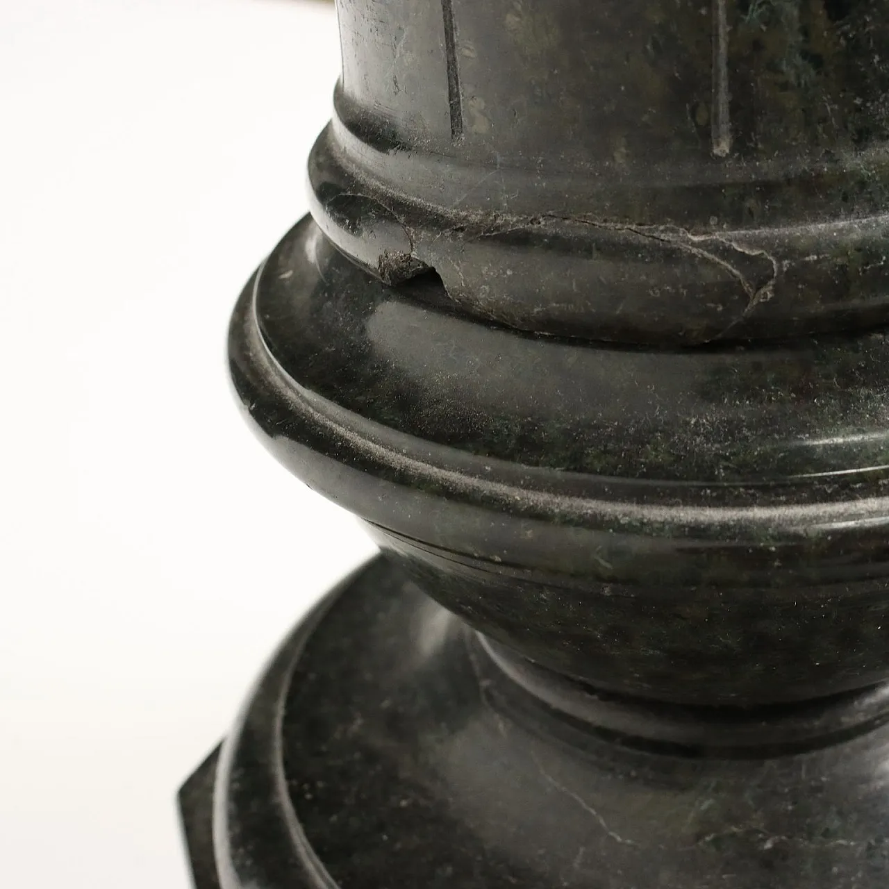 Colonna reggibusto in marmo verde serpentino 7