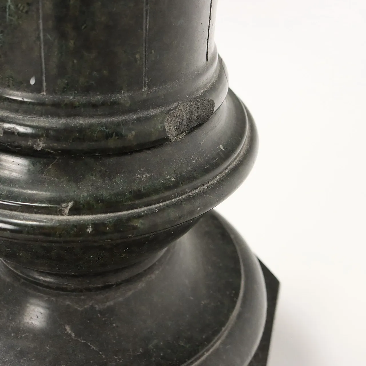 Colonna reggibusto in marmo verde serpentino 8