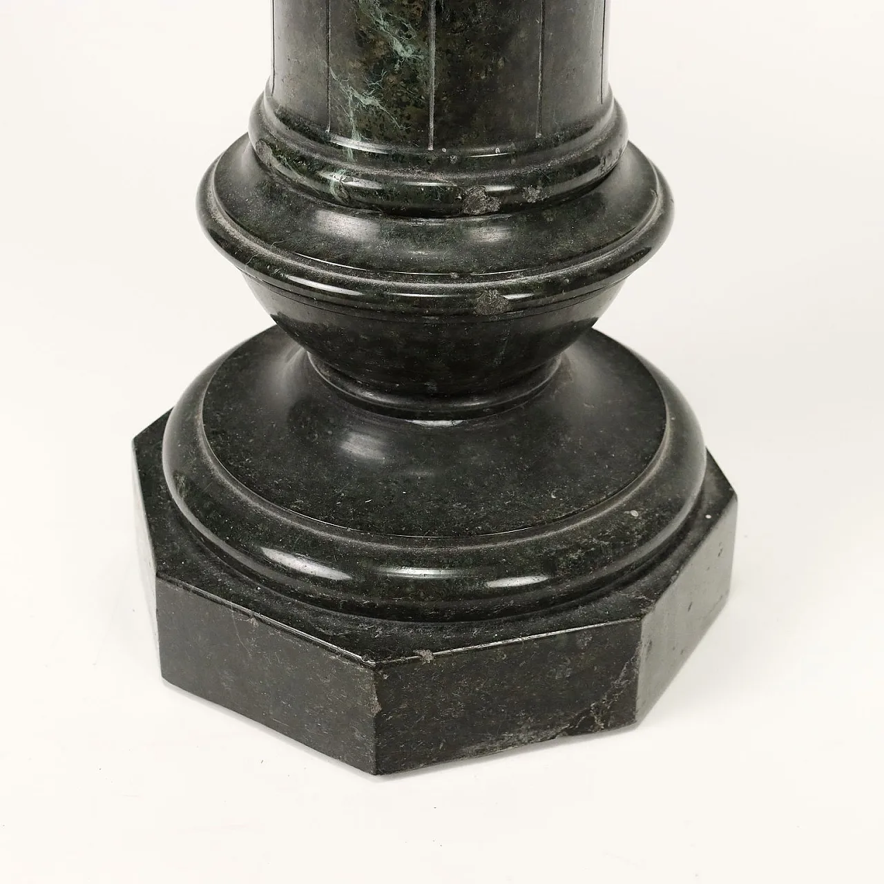 Colonna reggibusto in marmo verde serpentino 9