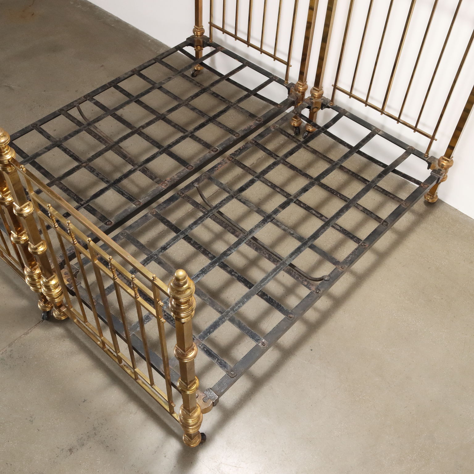 Coppia di letti in ferro, ottone e acero, '800 intOndo