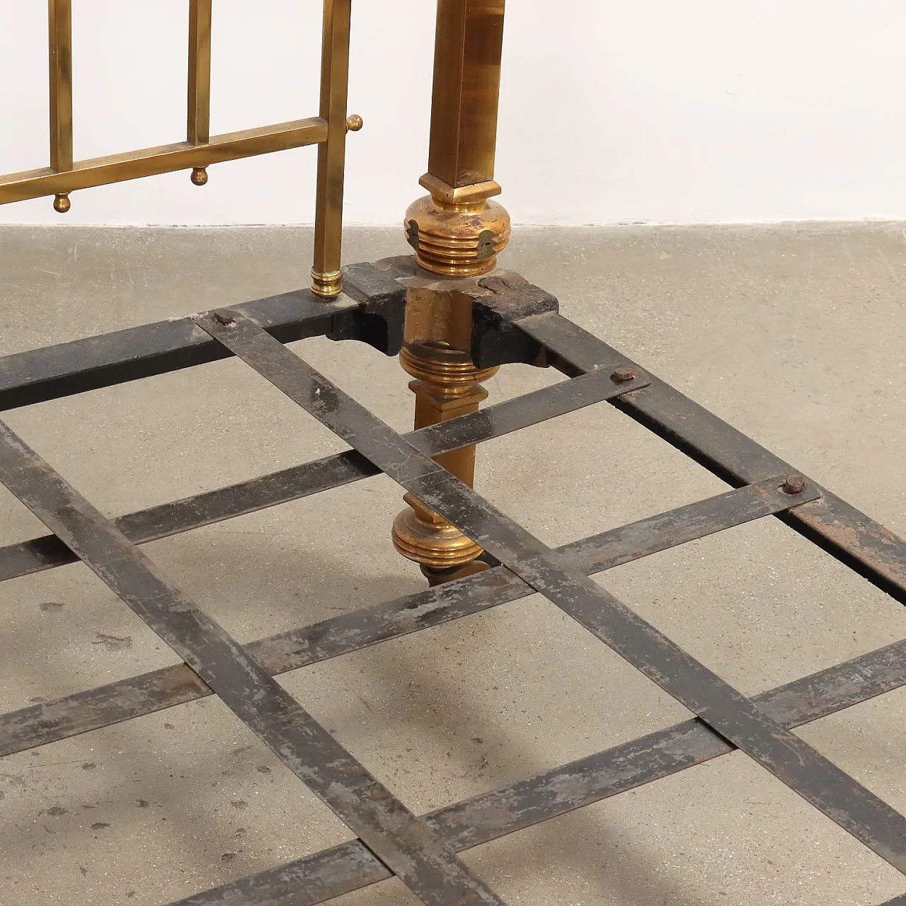 Coppia di letti in ferro, ottone e acero, '800 7