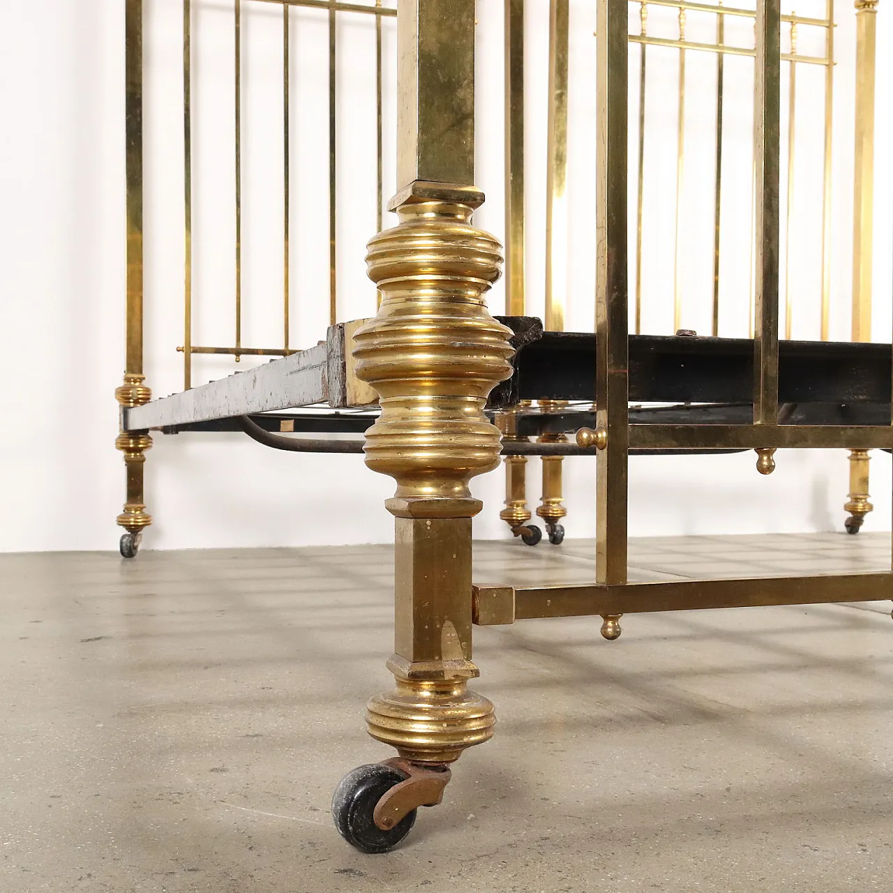 Coppia di letti in ferro, ottone e acero, '800 9