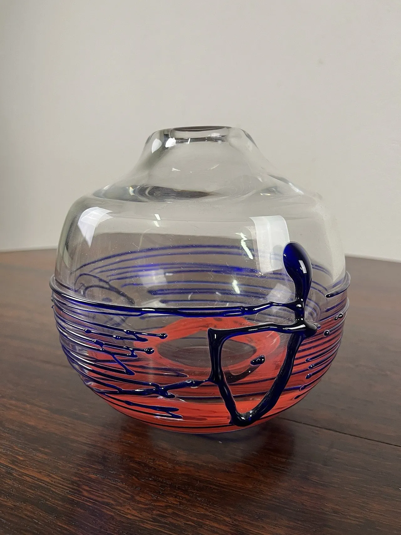 Vaso rotondo in vetro rosso e blu, anni '70 4