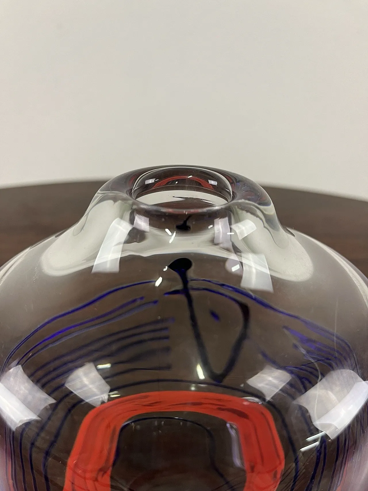 Vaso rotondo in vetro rosso e blu, anni '70 9