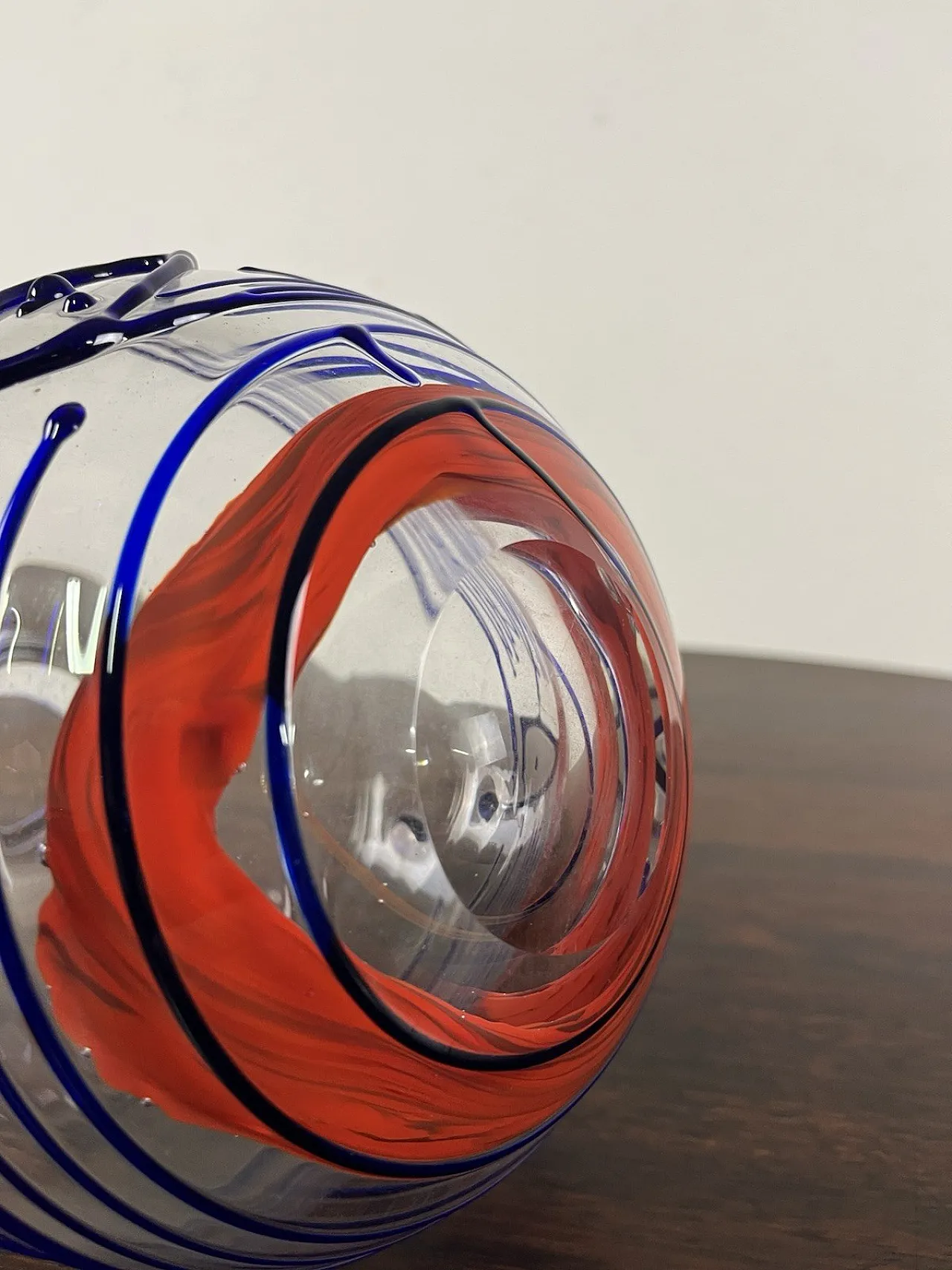 Vaso rotondo in vetro rosso e blu, anni '70 11